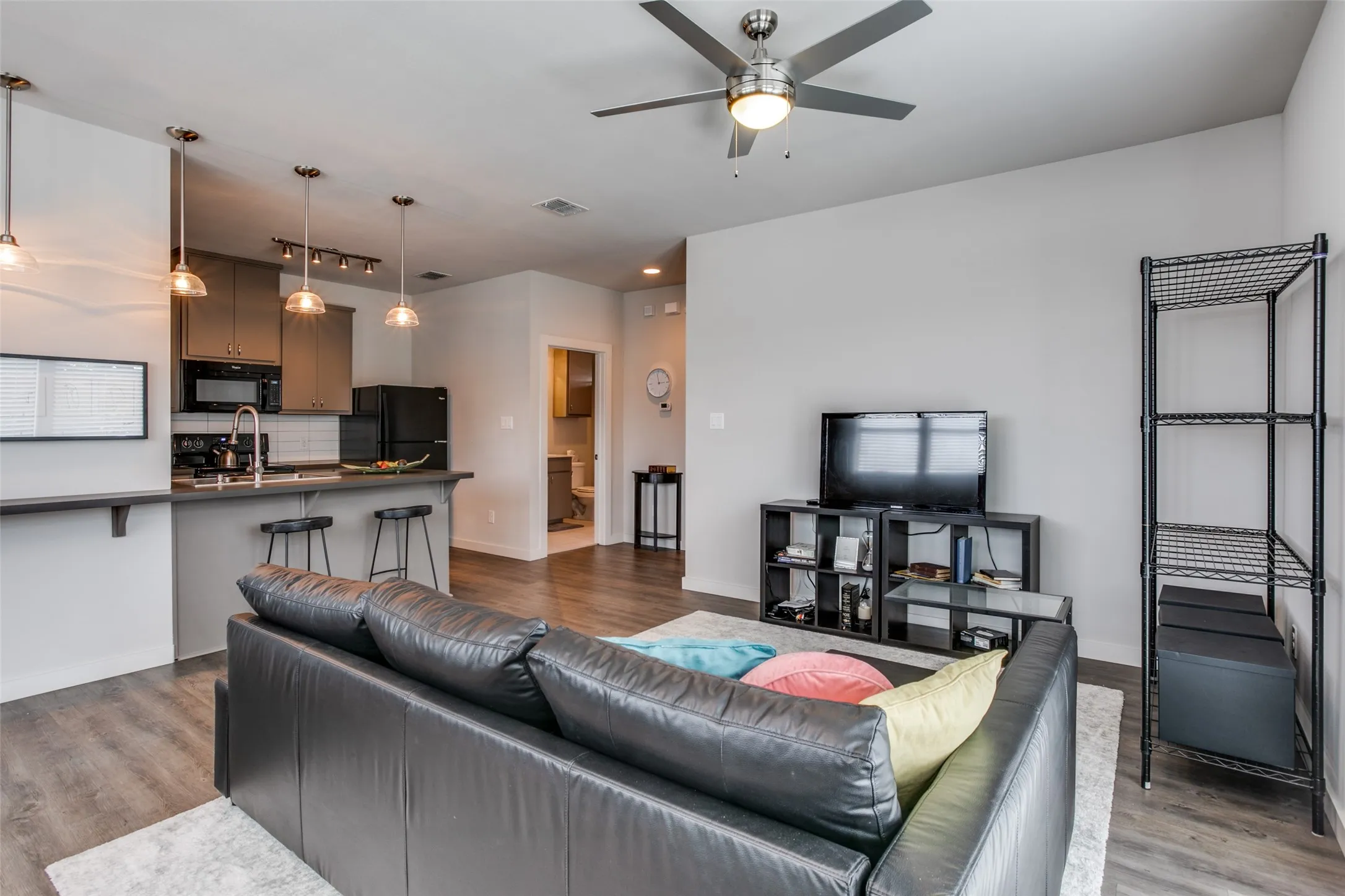 Apartment For Rent in Tarrant County , 906 W Cannon Street 200, Fort Worth, Texas 76104, 1 Bedroom, 1 Bathroom, Garage spaces, 706 Sqft, built in 2015, Price $1,425, mls#21340148, Real Estate Agent in Fort Worth, Homes For Rent in Tarrant county, Homes For Rent in Fort Worth, Realtor in Fort Worth Texas, Real Estate Brokerage Independent Realty Texas, Luminita Cordes Realtor
