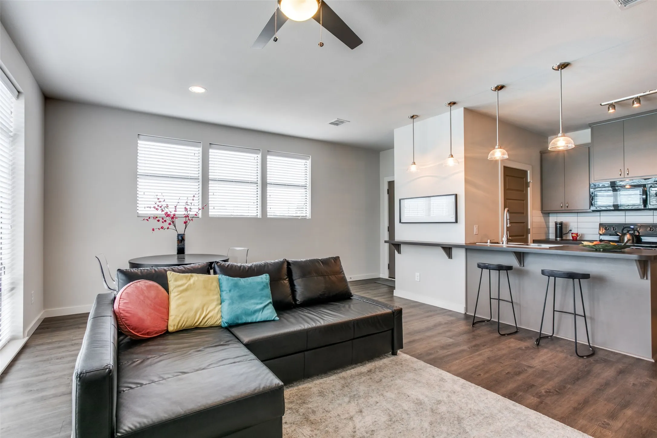 Apartment For Rent in Tarrant County , 906 W Cannon Street 200, Fort Worth, Texas 76104, 1 Bedroom, 1 Bathroom, Garage spaces, 706 Sqft, built in 2015, Price $1,425, mls#21340148, Real Estate Agent in Fort Worth, Homes For Rent in Tarrant county, Homes For Rent in Fort Worth, Realtor in Fort Worth Texas, Real Estate Brokerage Independent Realty Texas, Luminita Cordes Realtor