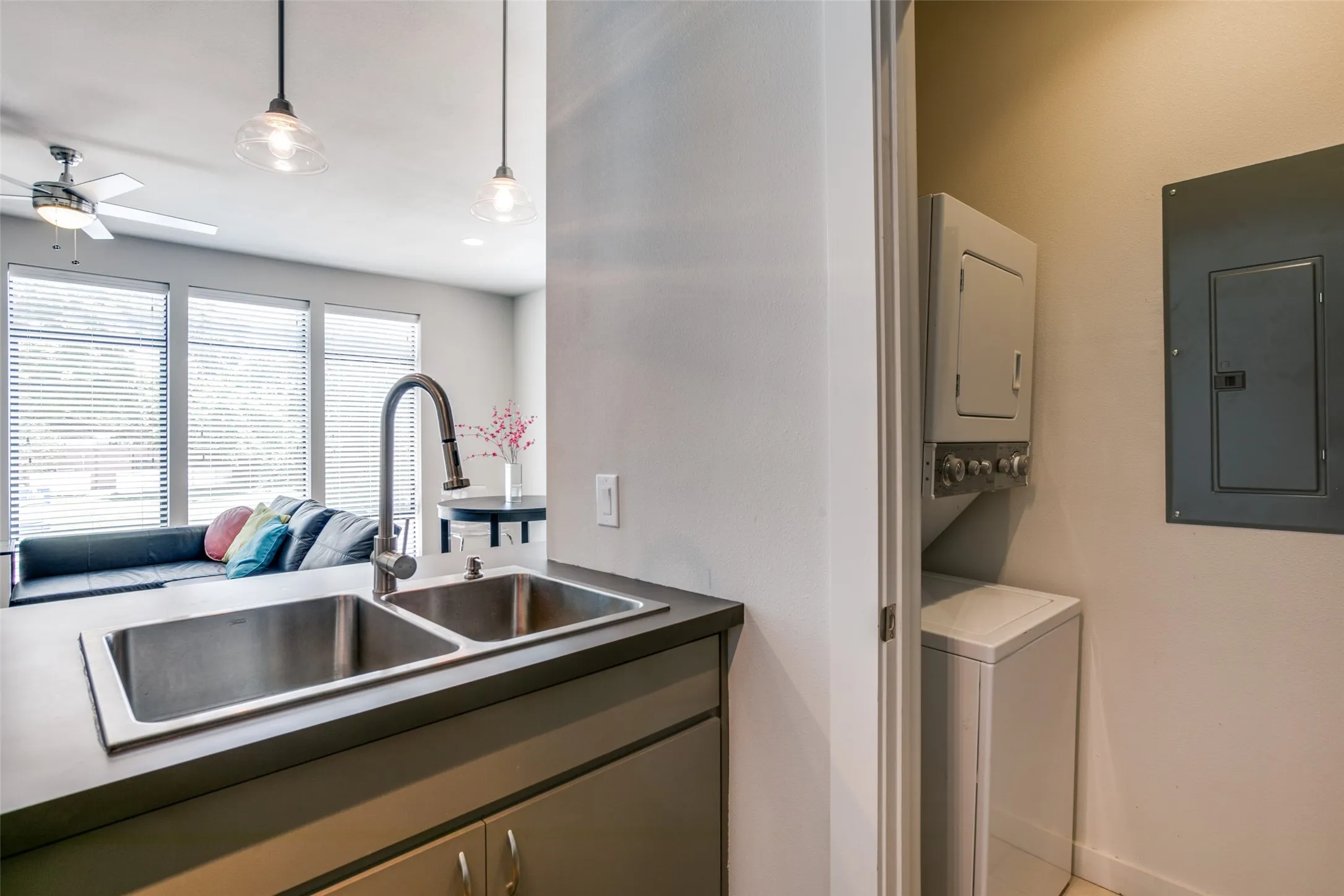 Apartment For Rent in Tarrant County , 906 W Cannon Street 200, Fort Worth, Texas 76104, 1 Bedroom, 1 Bathroom, Garage spaces, 706 Sqft, built in 2015, Price $1,425, mls#21340148, Real Estate Agent in Fort Worth, Homes For Rent in Tarrant county, Homes For Rent in Fort Worth, Realtor in Fort Worth Texas, Real Estate Brokerage Independent Realty Texas, Luminita Cordes Realtor