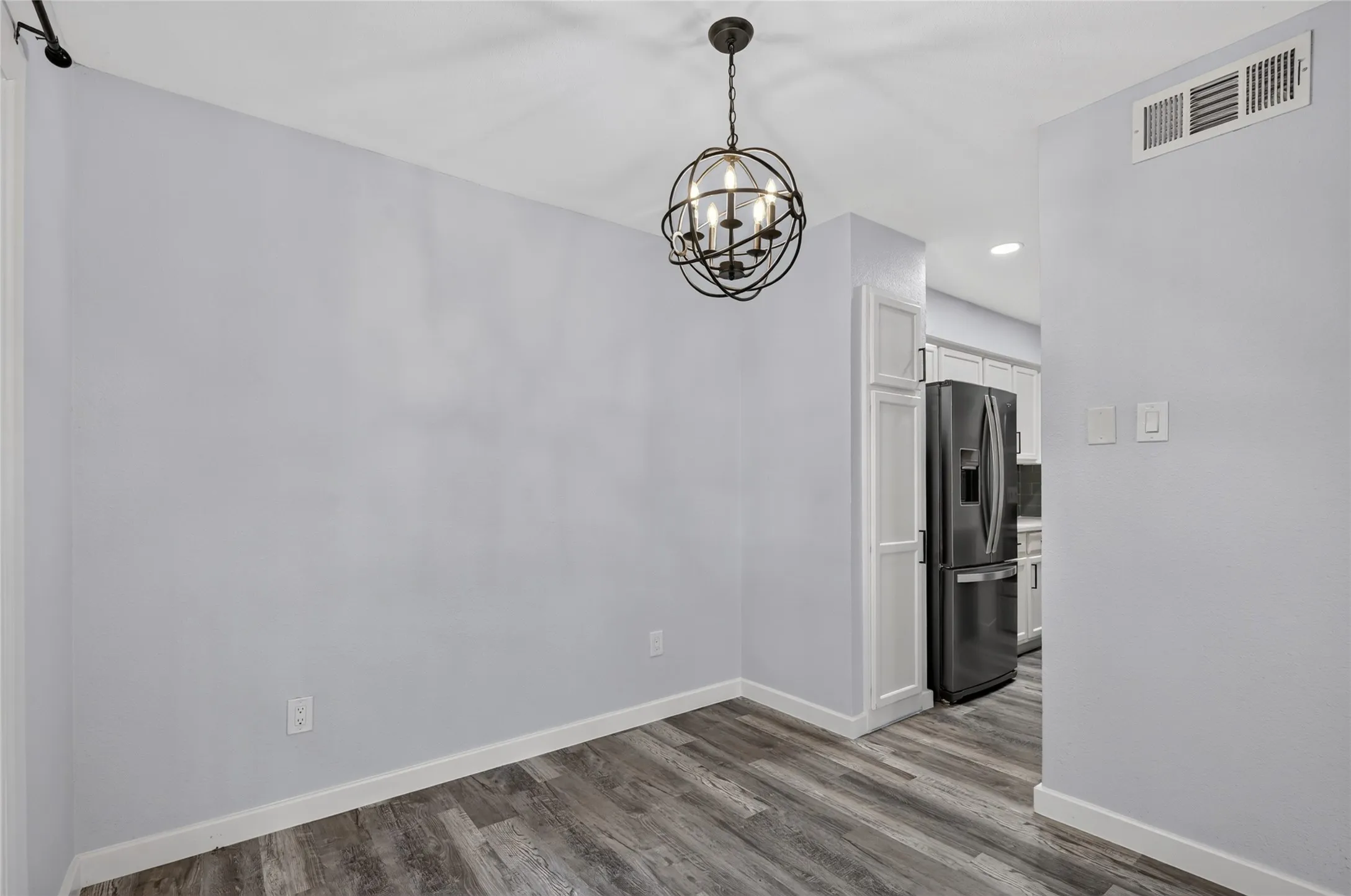 Condominium For Sale in Dallas County , 6646 E Lovers Lane 911, Dallas, Texas 75214, 2 Bedroom, 1 Bathroom, Garage spaces, 805 Sqft, built in 1979, mls#21339904, Real Estate Agent in Dallas, Homes For Sale in Dallas county, Homes For Sale in Dallas, Realtor in Dallas Texas, Real Estate Brokerage Independent Realty Texas, Luminita Cordes Realtor