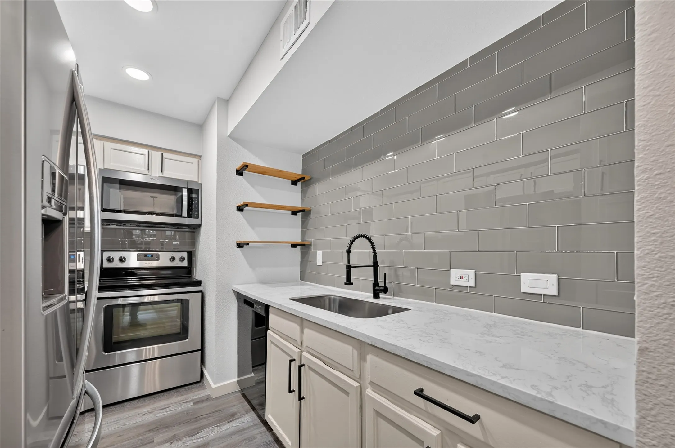 Condominium For Sale in Dallas County , 6646 E Lovers Lane 911, Dallas, Texas 75214, 2 Bedroom, 1 Bathroom, Garage spaces, 805 Sqft, built in 1979, mls#21339904, Real Estate Agent in Dallas, Homes For Sale in Dallas county, Homes For Sale in Dallas, Realtor in Dallas Texas, Real Estate Brokerage Independent Realty Texas, Luminita Cordes Realtor