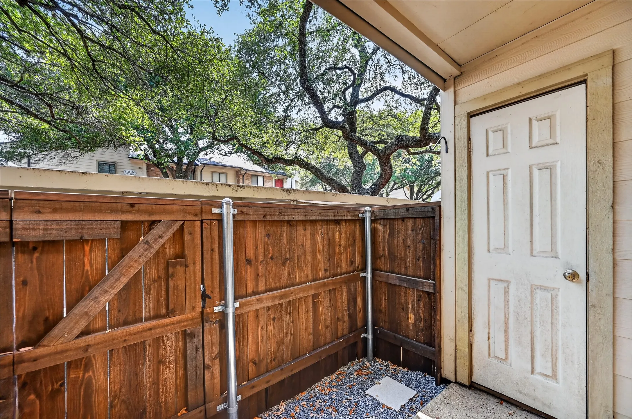 Condominium For Sale in Dallas County , 6646 E Lovers Lane 911, Dallas, Texas 75214, 2 Bedroom, 1 Bathroom, Garage spaces, 805 Sqft, built in 1979, mls#21339904, Real Estate Agent in Dallas, Homes For Sale in Dallas county, Homes For Sale in Dallas, Realtor in Dallas Texas, Real Estate Brokerage Independent Realty Texas, Luminita Cordes Realtor