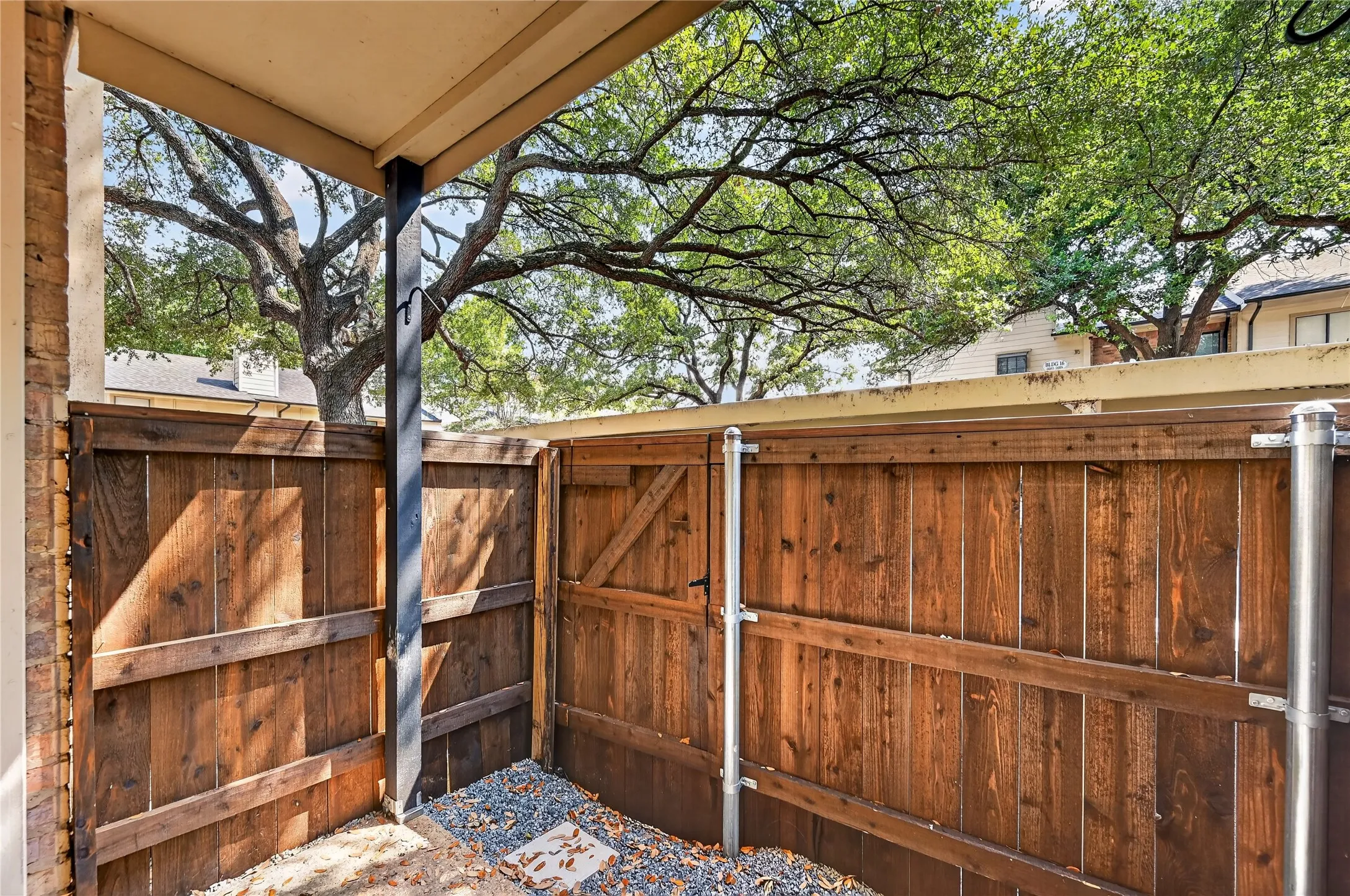 Condominium For Sale in Dallas County , 6646 E Lovers Lane 911, Dallas, Texas 75214, 2 Bedroom, 1 Bathroom, Garage spaces, 805 Sqft, built in 1979, mls#21339904, Real Estate Agent in Dallas, Homes For Sale in Dallas county, Homes For Sale in Dallas, Realtor in Dallas Texas, Real Estate Brokerage Independent Realty Texas, Luminita Cordes Realtor