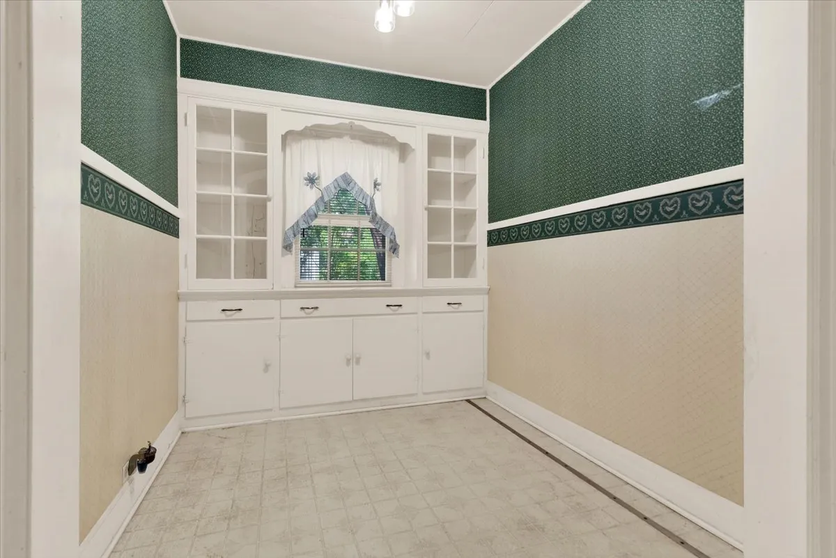Single Family Residence For Sale in Grayson County , 1411 Main Street, Denison, Texas 75020, 2 Bedroom, 1 Bathroom, 1 Garage spaces, 1,352 Sqft, built in 1920, mls#21337830, Real Estate Agent in Denison, Homes For Sale in Grayson county, Homes For Sale in Denison, Realtor in Denison Texas, Real Estate Brokerage Independent Realty Texas, Luminita Cordes Realtor