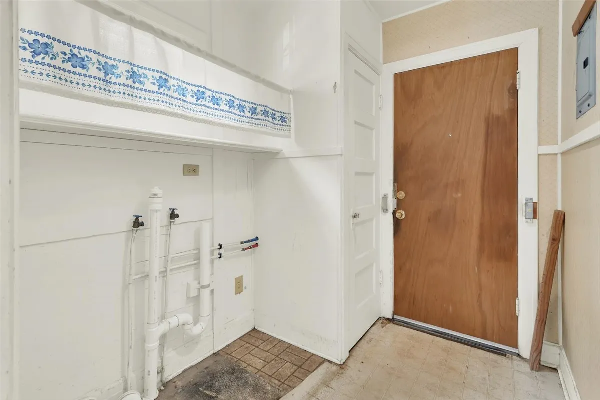 Single Family Residence For Sale in Grayson County , 1411 Main Street, Denison, Texas 75020, 2 Bedroom, 1 Bathroom, 1 Garage spaces, 1,352 Sqft, built in 1920, mls#21337830, Real Estate Agent in Denison, Homes For Sale in Grayson county, Homes For Sale in Denison, Realtor in Denison Texas, Real Estate Brokerage Independent Realty Texas, Luminita Cordes Realtor