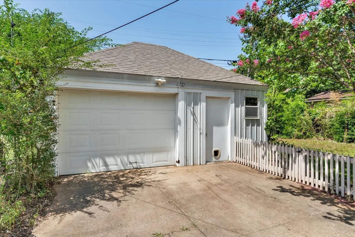 Single Family Residence For Sale in Grayson County , 1411 Main Street, Denison, Texas 75020, 2 Bedroom, 1 Bathroom, 1 Garage spaces, 1,352 Sqft, built in 1920, mls#21337830, Real Estate Agent in Denison, Homes For Sale in Grayson county, Homes For Sale in Denison, Realtor in Denison Texas, Real Estate Brokerage Independent Realty Texas, Luminita Cordes Realtor