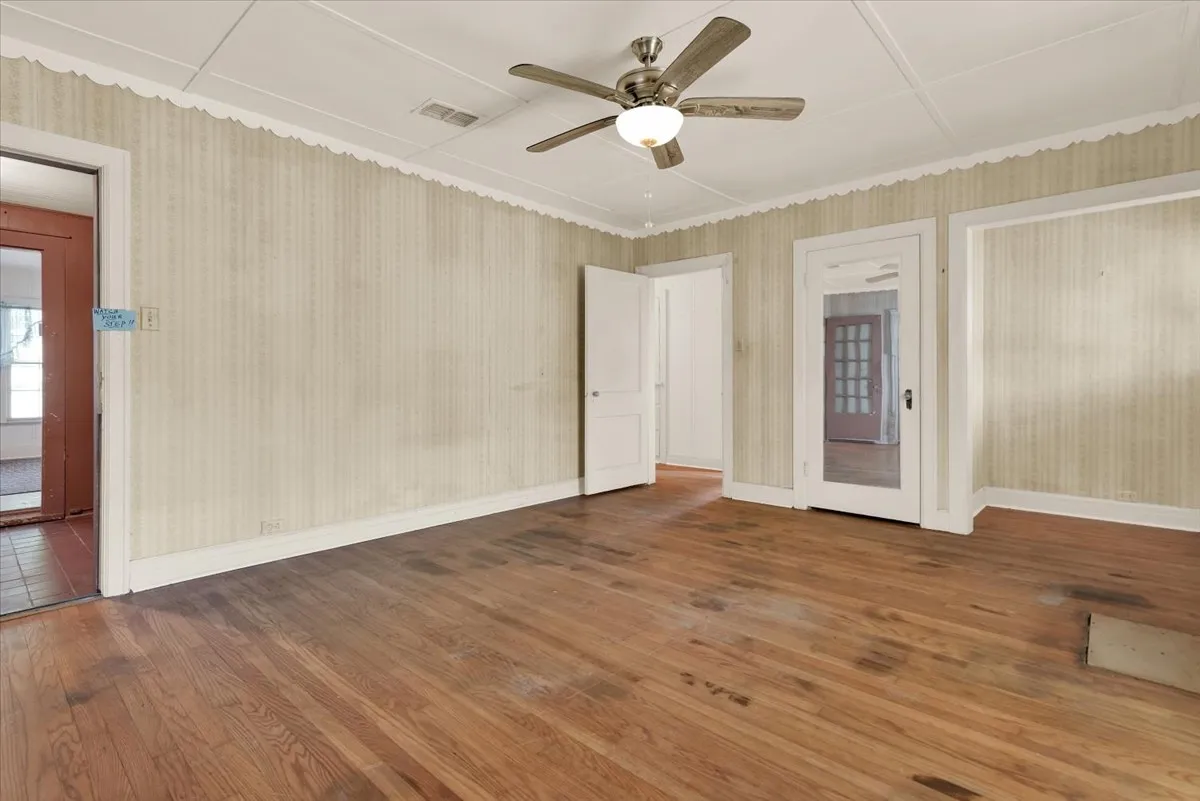 Single Family Residence For Sale in Grayson County , 1411 Main Street, Denison, Texas 75020, 2 Bedroom, 1 Bathroom, 1 Garage spaces, 1,352 Sqft, built in 1920, mls#21337830, Real Estate Agent in Denison, Homes For Sale in Grayson county, Homes For Sale in Denison, Realtor in Denison Texas, Real Estate Brokerage Independent Realty Texas, Luminita Cordes Realtor