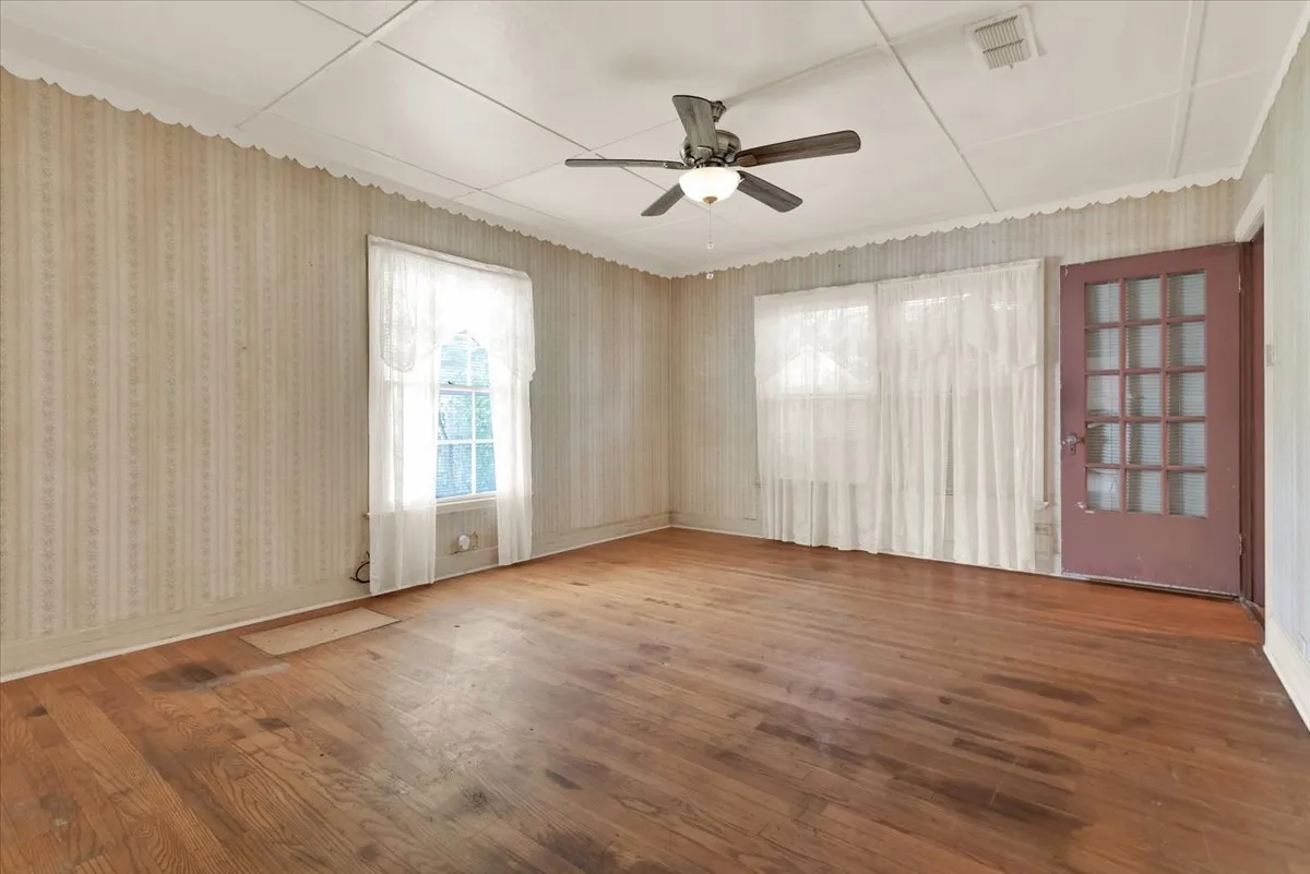 Single Family Residence For Sale in Grayson County , 1411 Main Street, Denison, Texas 75020, 2 Bedroom, 1 Bathroom, 1 Garage spaces, 1,352 Sqft, built in 1920, mls#21337830, Real Estate Agent in Denison, Homes For Sale in Grayson county, Homes For Sale in Denison, Realtor in Denison Texas, Real Estate Brokerage Independent Realty Texas, Luminita Cordes Realtor