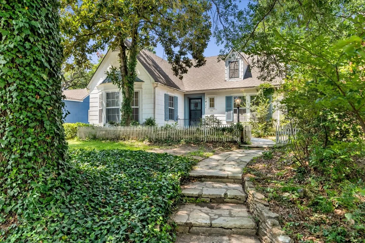 Single Family Residence For Sale in Grayson County , 1411 Main Street, Denison, Texas 75020, 2 Bedroom, 1 Bathroom, 1 Garage spaces, 1,352 Sqft, built in 1920, mls#21337830, Real Estate Agent in Denison, Homes For Sale in Grayson county, Homes For Sale in Denison, Realtor in Denison Texas, Real Estate Brokerage Independent Realty Texas, Luminita Cordes Realtor