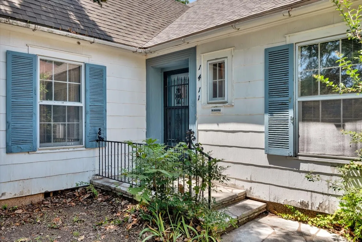 Single Family Residence For Sale in Grayson County , 1411 Main Street, Denison, Texas 75020, 2 Bedroom, 1 Bathroom, 1 Garage spaces, 1,352 Sqft, built in 1920, mls#21337830, Real Estate Agent in Denison, Homes For Sale in Grayson county, Homes For Sale in Denison, Realtor in Denison Texas, Real Estate Brokerage Independent Realty Texas, Luminita Cordes Realtor