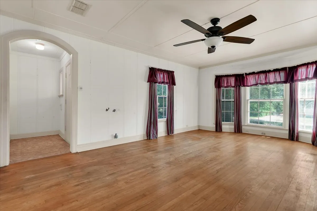 Single Family Residence For Sale in Grayson County , 1411 Main Street, Denison, Texas 75020, 2 Bedroom, 1 Bathroom, 1 Garage spaces, 1,352 Sqft, built in 1920, mls#21337830, Real Estate Agent in Denison, Homes For Sale in Grayson county, Homes For Sale in Denison, Realtor in Denison Texas, Real Estate Brokerage Independent Realty Texas, Luminita Cordes Realtor