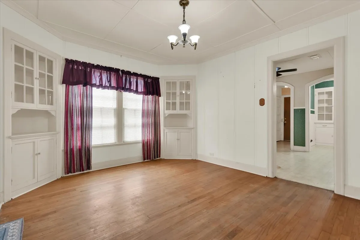 Single Family Residence For Sale in Grayson County , 1411 Main Street, Denison, Texas 75020, 2 Bedroom, 1 Bathroom, 1 Garage spaces, 1,352 Sqft, built in 1920, mls#21337830, Real Estate Agent in Denison, Homes For Sale in Grayson county, Homes For Sale in Denison, Realtor in Denison Texas, Real Estate Brokerage Independent Realty Texas, Luminita Cordes Realtor