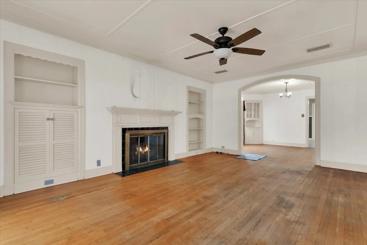 Single Family Residence For Sale in Grayson County , 1411 Main Street, Denison, Texas 75020, 2 Bedroom, 1 Bathroom, 1 Garage spaces, 1,352 Sqft, built in 1920, mls#21337830, Real Estate Agent in Denison, Homes For Sale in Grayson county, Homes For Sale in Denison, Realtor in Denison Texas, Real Estate Brokerage Independent Realty Texas, Luminita Cordes Realtor
