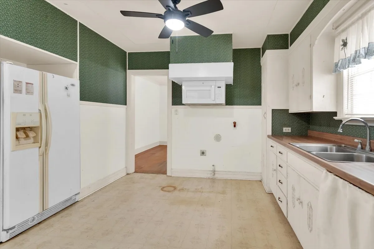 Single Family Residence For Sale in Grayson County , 1411 Main Street, Denison, Texas 75020, 2 Bedroom, 1 Bathroom, 1 Garage spaces, 1,352 Sqft, built in 1920, mls#21337830, Real Estate Agent in Denison, Homes For Sale in Grayson county, Homes For Sale in Denison, Realtor in Denison Texas, Real Estate Brokerage Independent Realty Texas, Luminita Cordes Realtor