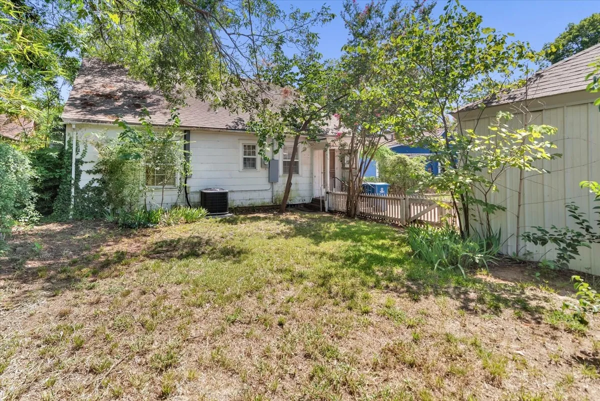 Single Family Residence For Sale in Grayson County , 1411 Main Street, Denison, Texas 75020, 2 Bedroom, 1 Bathroom, 1 Garage spaces, 1,352 Sqft, built in 1920, mls#21337830, Real Estate Agent in Denison, Homes For Sale in Grayson county, Homes For Sale in Denison, Realtor in Denison Texas, Real Estate Brokerage Independent Realty Texas, Luminita Cordes Realtor