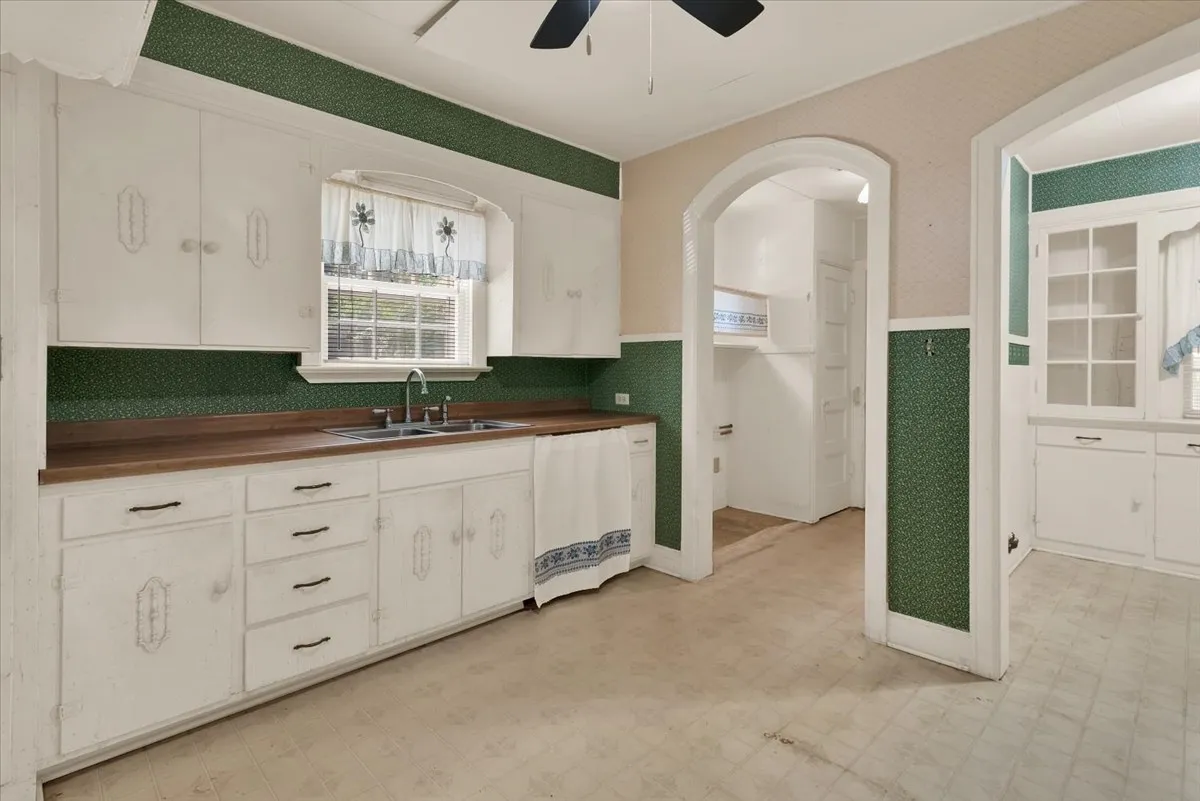 Single Family Residence For Sale in Grayson County , 1411 Main Street, Denison, Texas 75020, 2 Bedroom, 1 Bathroom, 1 Garage spaces, 1,352 Sqft, built in 1920, mls#21337830, Real Estate Agent in Denison, Homes For Sale in Grayson county, Homes For Sale in Denison, Realtor in Denison Texas, Real Estate Brokerage Independent Realty Texas, Luminita Cordes Realtor