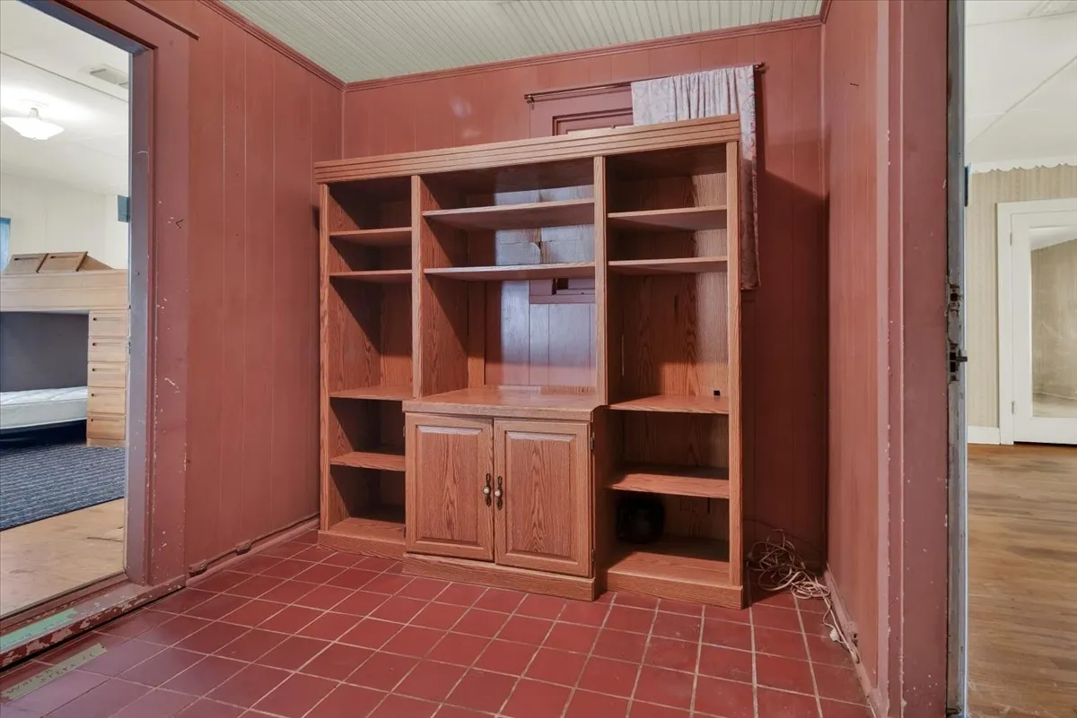 Single Family Residence For Sale in Grayson County , 1411 Main Street, Denison, Texas 75020, 2 Bedroom, 1 Bathroom, 1 Garage spaces, 1,352 Sqft, built in 1920, mls#21337830, Real Estate Agent in Denison, Homes For Sale in Grayson county, Homes For Sale in Denison, Realtor in Denison Texas, Real Estate Brokerage Independent Realty Texas, Luminita Cordes Realtor