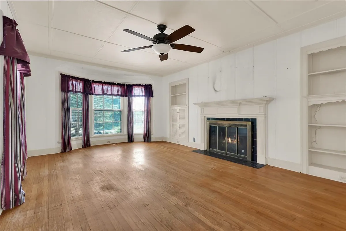 Single Family Residence For Sale in Grayson County , 1411 Main Street, Denison, Texas 75020, 2 Bedroom, 1 Bathroom, 1 Garage spaces, 1,352 Sqft, built in 1920, mls#21337830, Real Estate Agent in Denison, Homes For Sale in Grayson county, Homes For Sale in Denison, Realtor in Denison Texas, Real Estate Brokerage Independent Realty Texas, Luminita Cordes Realtor