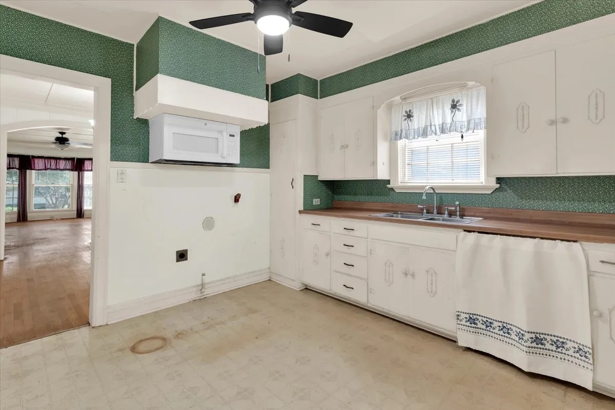 Single Family Residence For Sale in Grayson County , 1411 Main Street, Denison, Texas 75020, 2 Bedroom, 1 Bathroom, 1 Garage spaces, 1,352 Sqft, built in 1920, mls#21337830, Real Estate Agent in Denison, Homes For Sale in Grayson county, Homes For Sale in Denison, Realtor in Denison Texas, Real Estate Brokerage Independent Realty Texas, Luminita Cordes Realtor