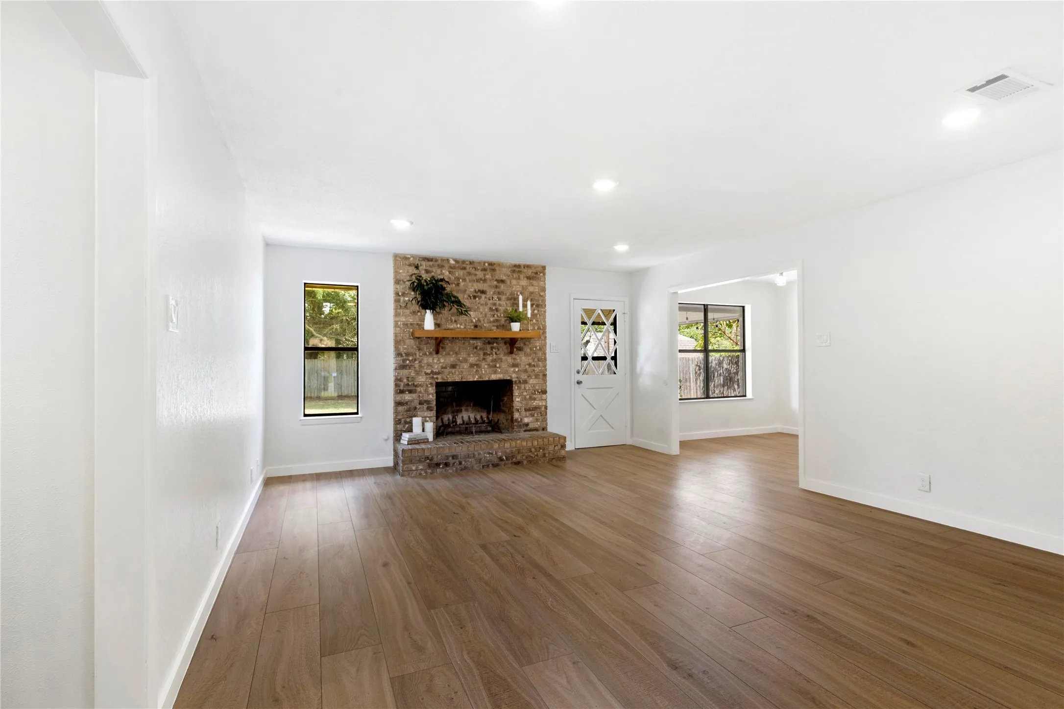Single Family Residence For Sale in Grayson County , 2703 Regal Drive, Denison, Texas 75020, 3 Bedroom, 2 Bathroom, 2 Garage spaces, 1,412 Sqft, built in 1979, mls#21335029, Real Estate Agent in Denison, Homes For Sale in Grayson county, Homes For Sale in Denison, Realtor in Denison Texas, Real Estate Brokerage Independent Realty Texas, Luminita Cordes Realtor