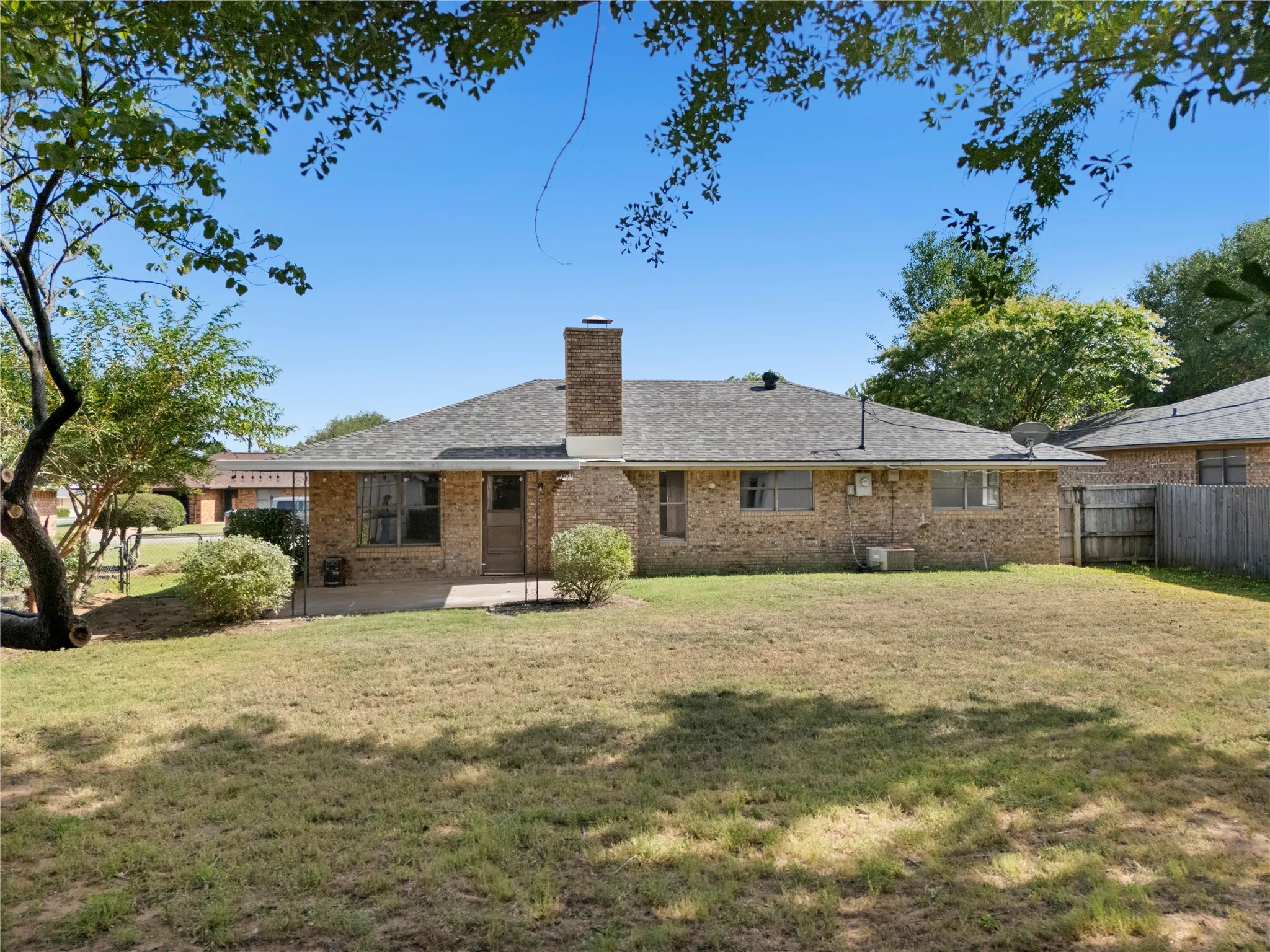 Single Family Residence For Sale in Grayson County , 2703 Regal Drive, Denison, Texas 75020, 3 Bedroom, 2 Bathroom, 2 Garage spaces, 1,412 Sqft, built in 1979, mls#21335029, Real Estate Agent in Denison, Homes For Sale in Grayson county, Homes For Sale in Denison, Realtor in Denison Texas, Real Estate Brokerage Independent Realty Texas, Luminita Cordes Realtor