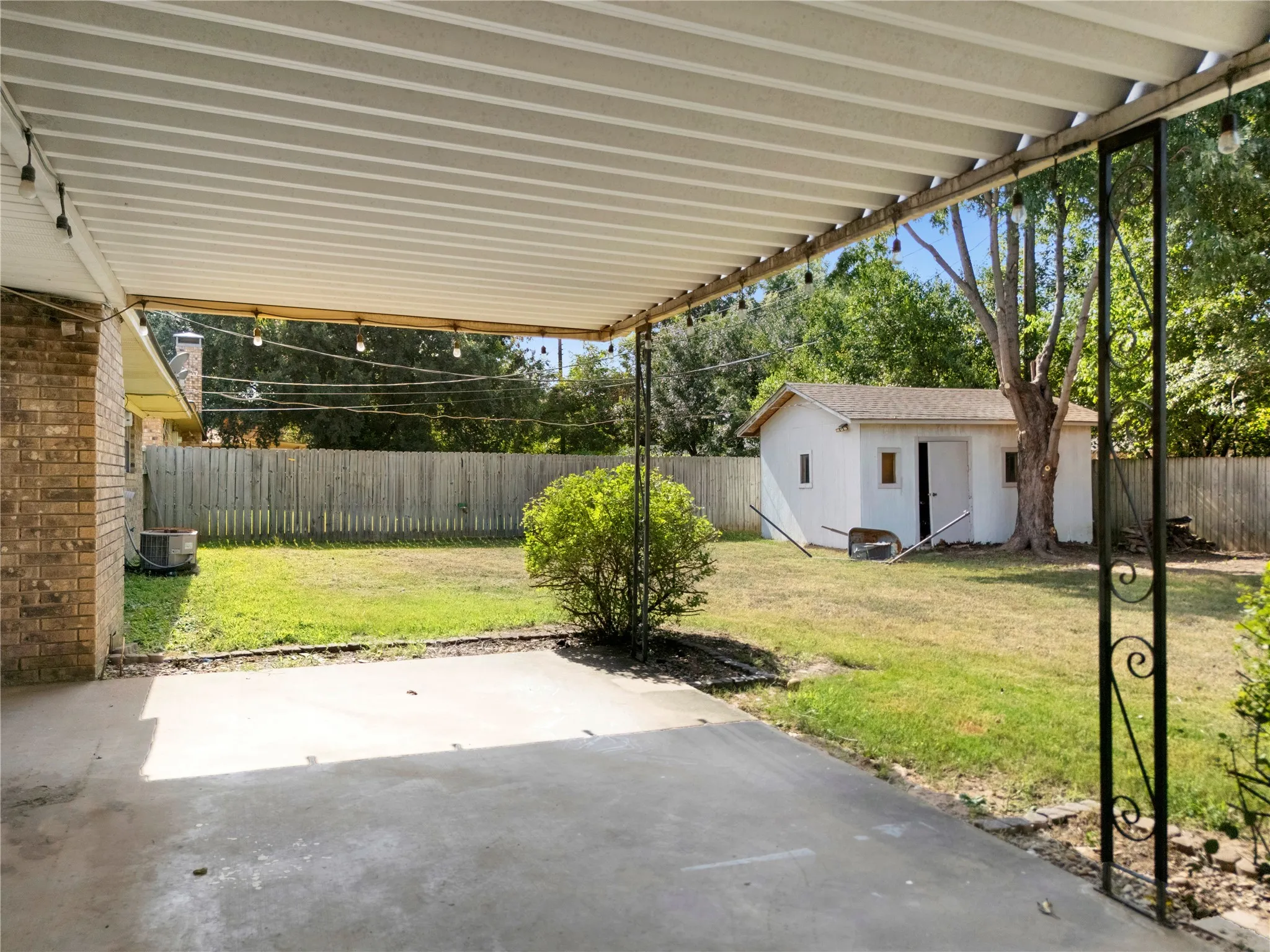 Single Family Residence For Sale in Grayson County , 2703 Regal Drive, Denison, Texas 75020, 3 Bedroom, 2 Bathroom, 2 Garage spaces, 1,412 Sqft, built in 1979, mls#21335029, Real Estate Agent in Denison, Homes For Sale in Grayson county, Homes For Sale in Denison, Realtor in Denison Texas, Real Estate Brokerage Independent Realty Texas, Luminita Cordes Realtor