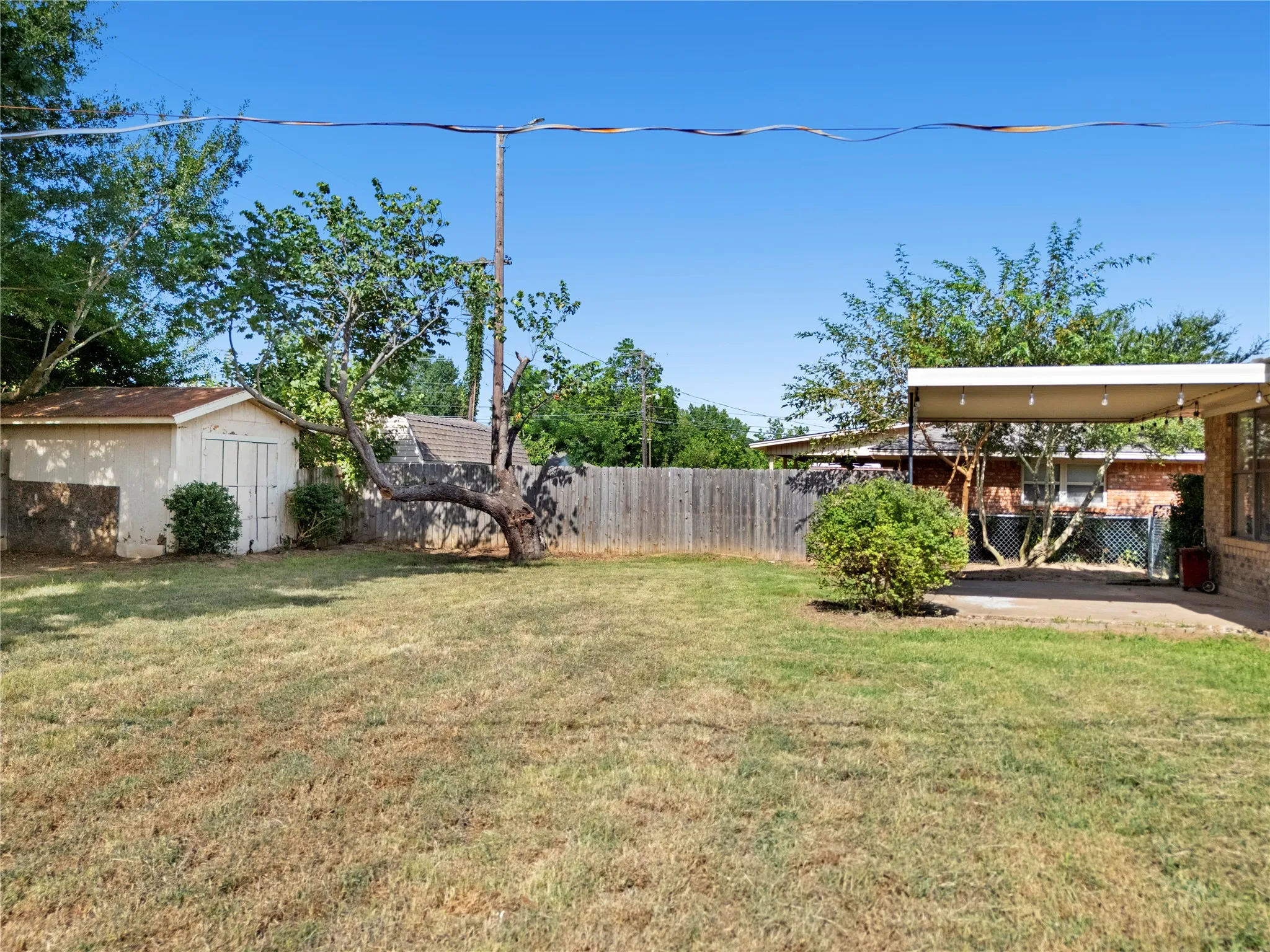 Single Family Residence For Sale in Grayson County , 2703 Regal Drive, Denison, Texas 75020, 3 Bedroom, 2 Bathroom, 2 Garage spaces, 1,412 Sqft, built in 1979, mls#21335029, Real Estate Agent in Denison, Homes For Sale in Grayson county, Homes For Sale in Denison, Realtor in Denison Texas, Real Estate Brokerage Independent Realty Texas, Luminita Cordes Realtor