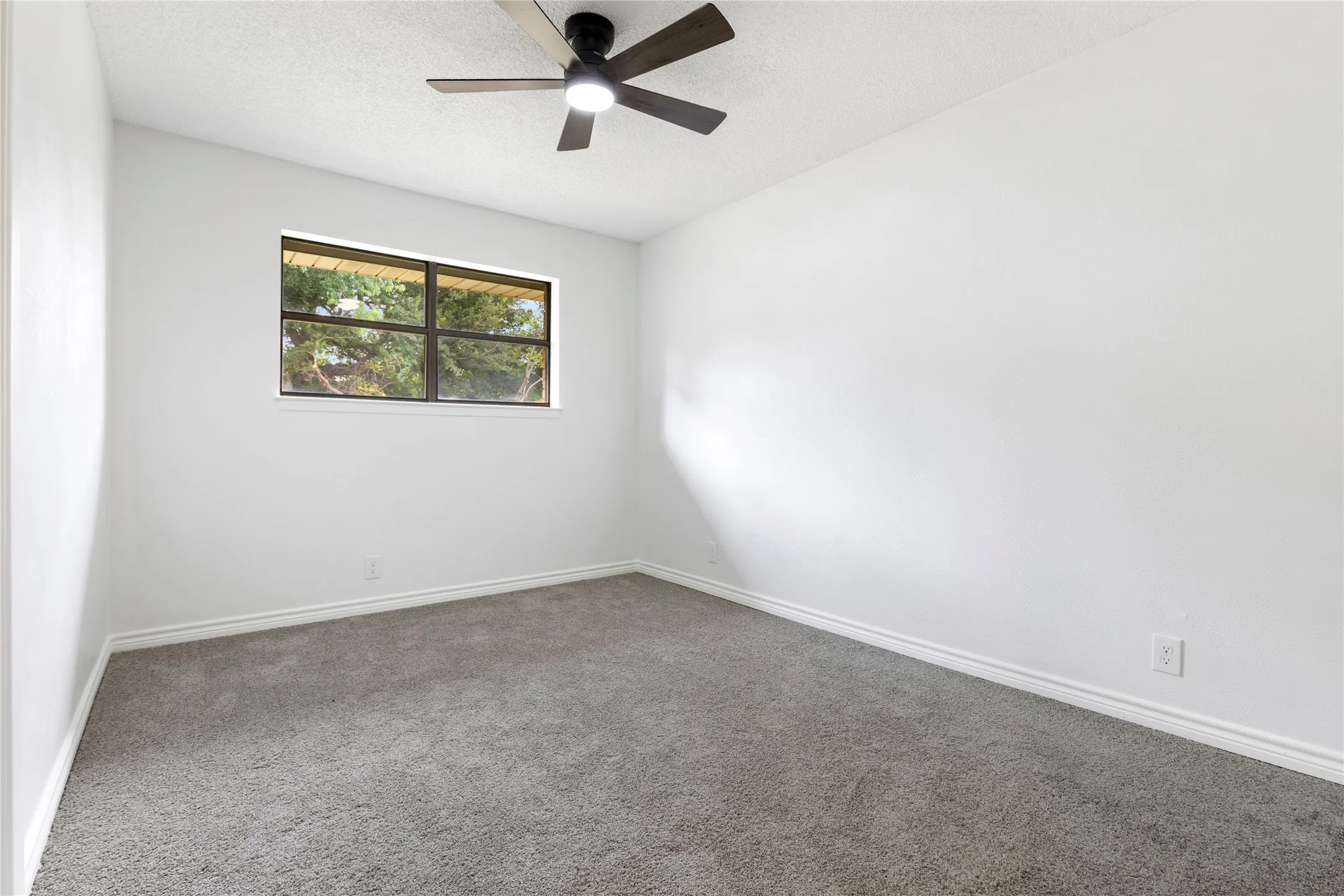 Single Family Residence For Sale in Grayson County , 2703 Regal Drive, Denison, Texas 75020, 3 Bedroom, 2 Bathroom, 2 Garage spaces, 1,412 Sqft, built in 1979, mls#21335029, Real Estate Agent in Denison, Homes For Sale in Grayson county, Homes For Sale in Denison, Realtor in Denison Texas, Real Estate Brokerage Independent Realty Texas, Luminita Cordes Realtor