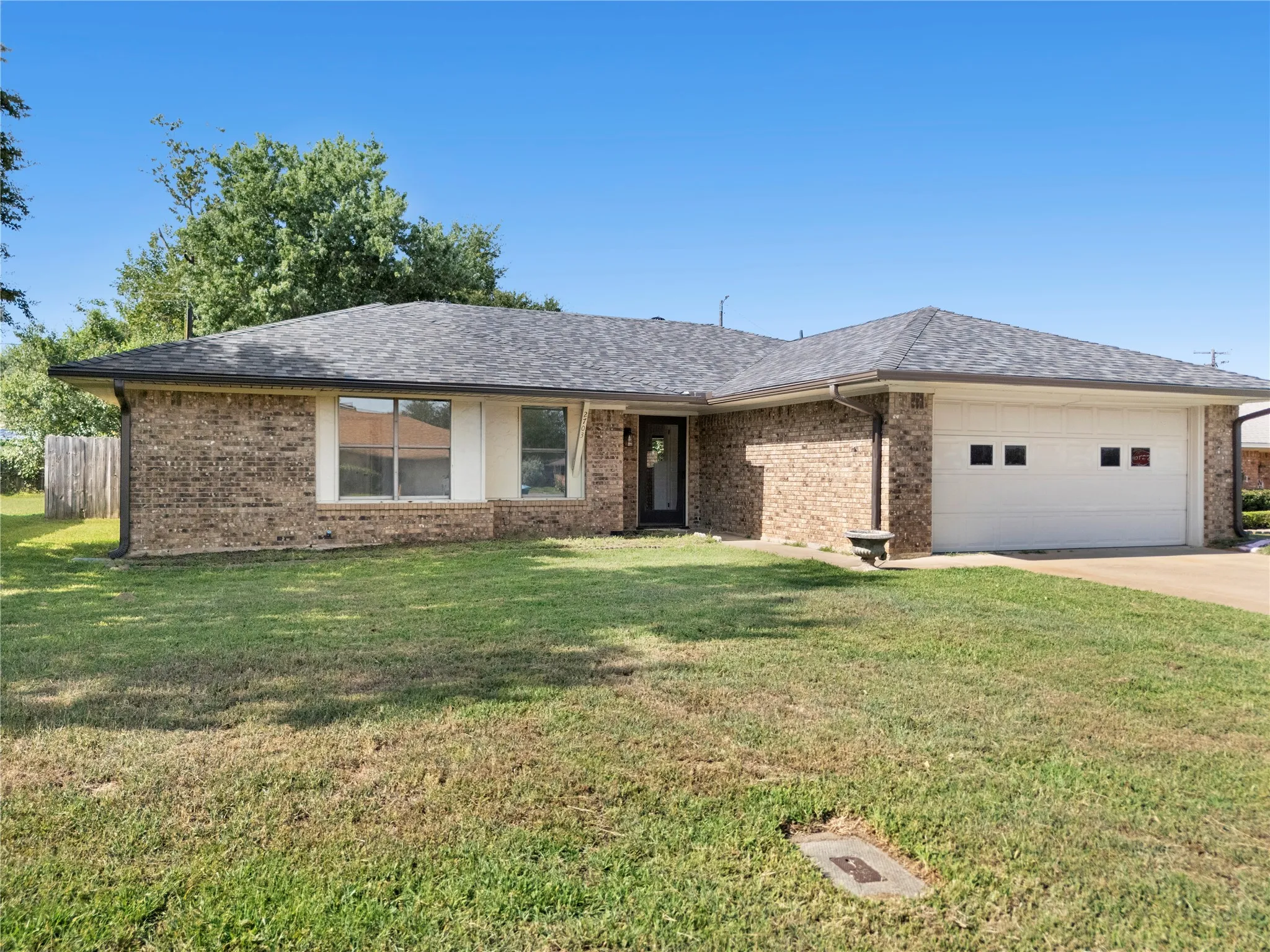 Single Family Residence For Sale in Grayson County , 2703 Regal Drive, Denison, Texas 75020, 3 Bedroom, 2 Bathroom, 2 Garage spaces, 1,412 Sqft, built in 1979, mls#21335029, Real Estate Agent in Denison, Homes For Sale in Grayson county, Homes For Sale in Denison, Realtor in Denison Texas, Real Estate Brokerage Independent Realty Texas, Luminita Cordes Realtor