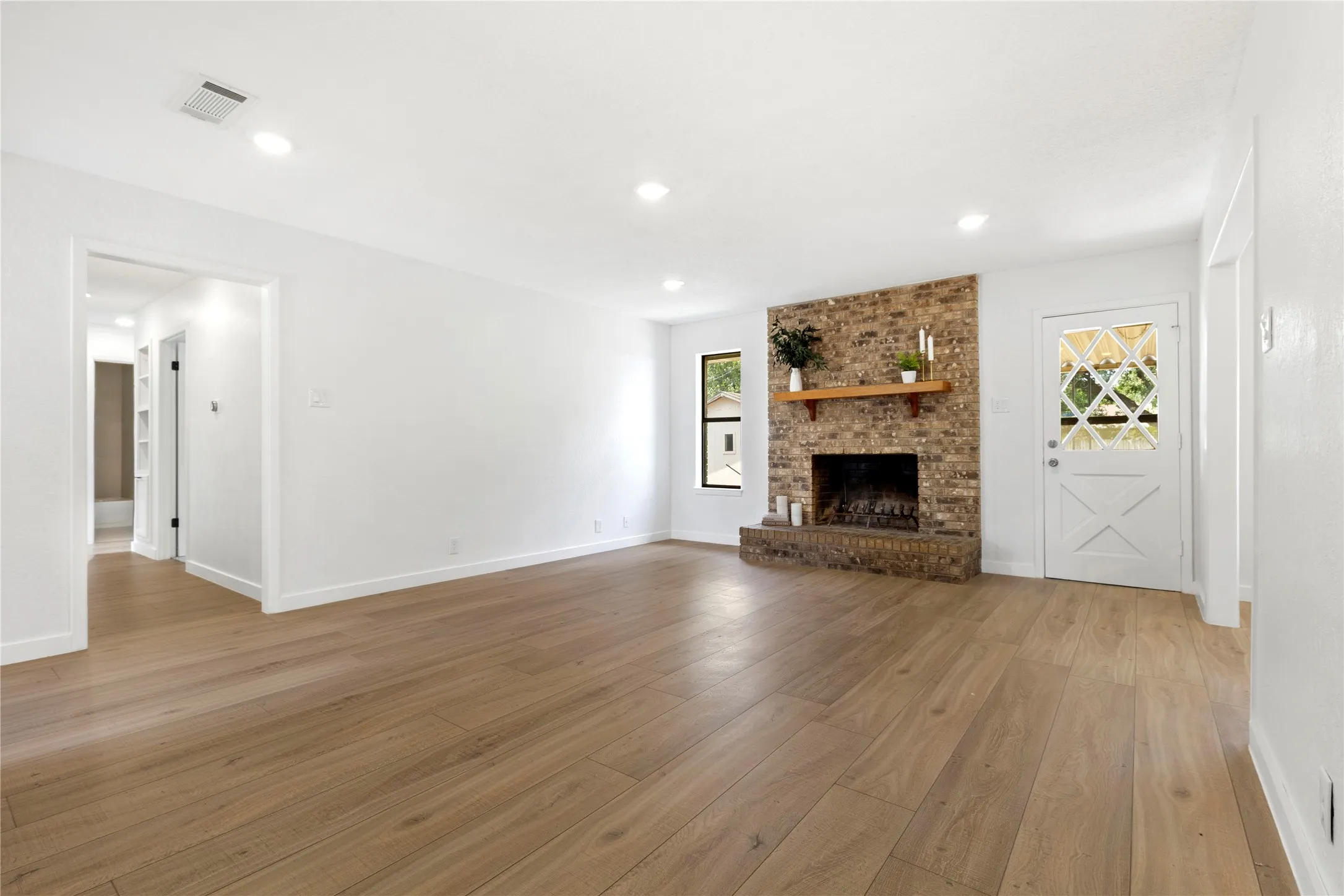 Single Family Residence For Sale in Grayson County , 2703 Regal Drive, Denison, Texas 75020, 3 Bedroom, 2 Bathroom, 2 Garage spaces, 1,412 Sqft, built in 1979, mls#21335029, Real Estate Agent in Denison, Homes For Sale in Grayson county, Homes For Sale in Denison, Realtor in Denison Texas, Real Estate Brokerage Independent Realty Texas, Luminita Cordes Realtor