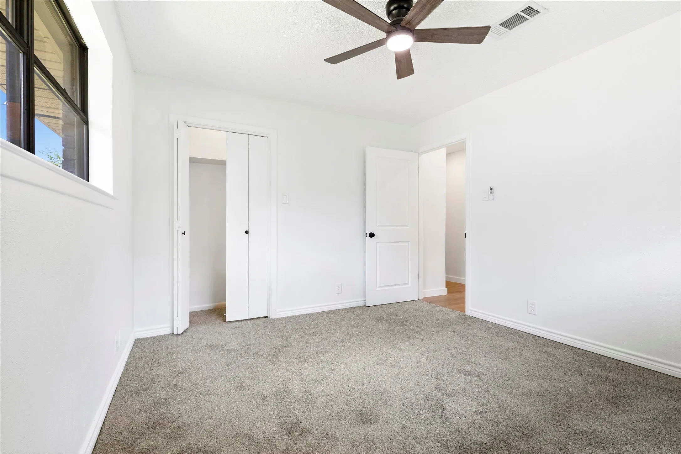 Single Family Residence For Sale in Grayson County , 2703 Regal Drive, Denison, Texas 75020, 3 Bedroom, 2 Bathroom, 2 Garage spaces, 1,412 Sqft, built in 1979, mls#21335029, Real Estate Agent in Denison, Homes For Sale in Grayson county, Homes For Sale in Denison, Realtor in Denison Texas, Real Estate Brokerage Independent Realty Texas, Luminita Cordes Realtor