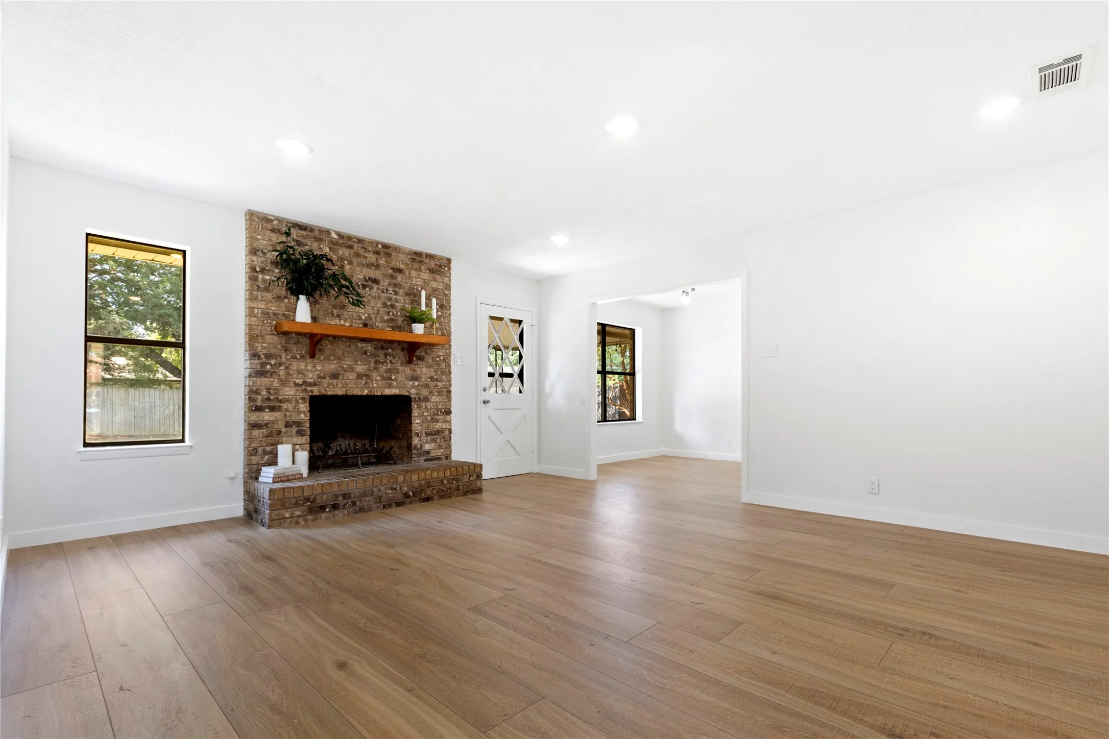 Single Family Residence For Sale in Grayson County , 2703 Regal Drive, Denison, Texas 75020, 3 Bedroom, 2 Bathroom, 2 Garage spaces, 1,412 Sqft, built in 1979, mls#21335029, Real Estate Agent in Denison, Homes For Sale in Grayson county, Homes For Sale in Denison, Realtor in Denison Texas, Real Estate Brokerage Independent Realty Texas, Luminita Cordes Realtor