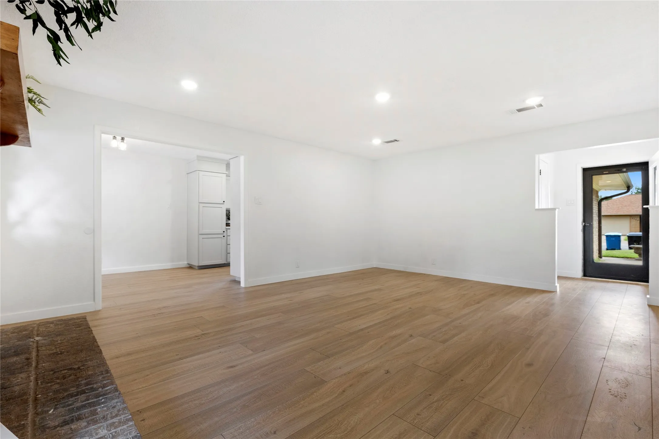Single Family Residence For Sale in Grayson County , 2703 Regal Drive, Denison, Texas 75020, 3 Bedroom, 2 Bathroom, 2 Garage spaces, 1,412 Sqft, built in 1979, mls#21335029, Real Estate Agent in Denison, Homes For Sale in Grayson county, Homes For Sale in Denison, Realtor in Denison Texas, Real Estate Brokerage Independent Realty Texas, Luminita Cordes Realtor