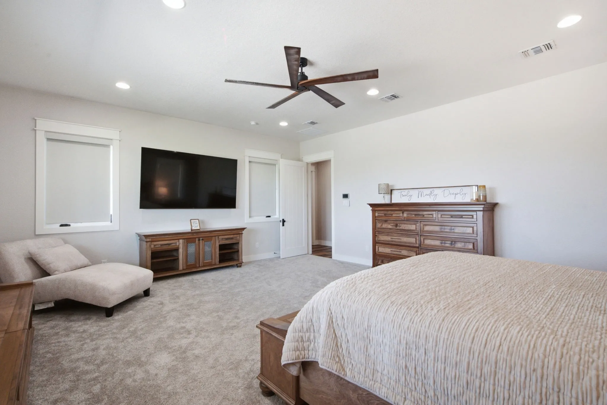 MAIN BEDROOM