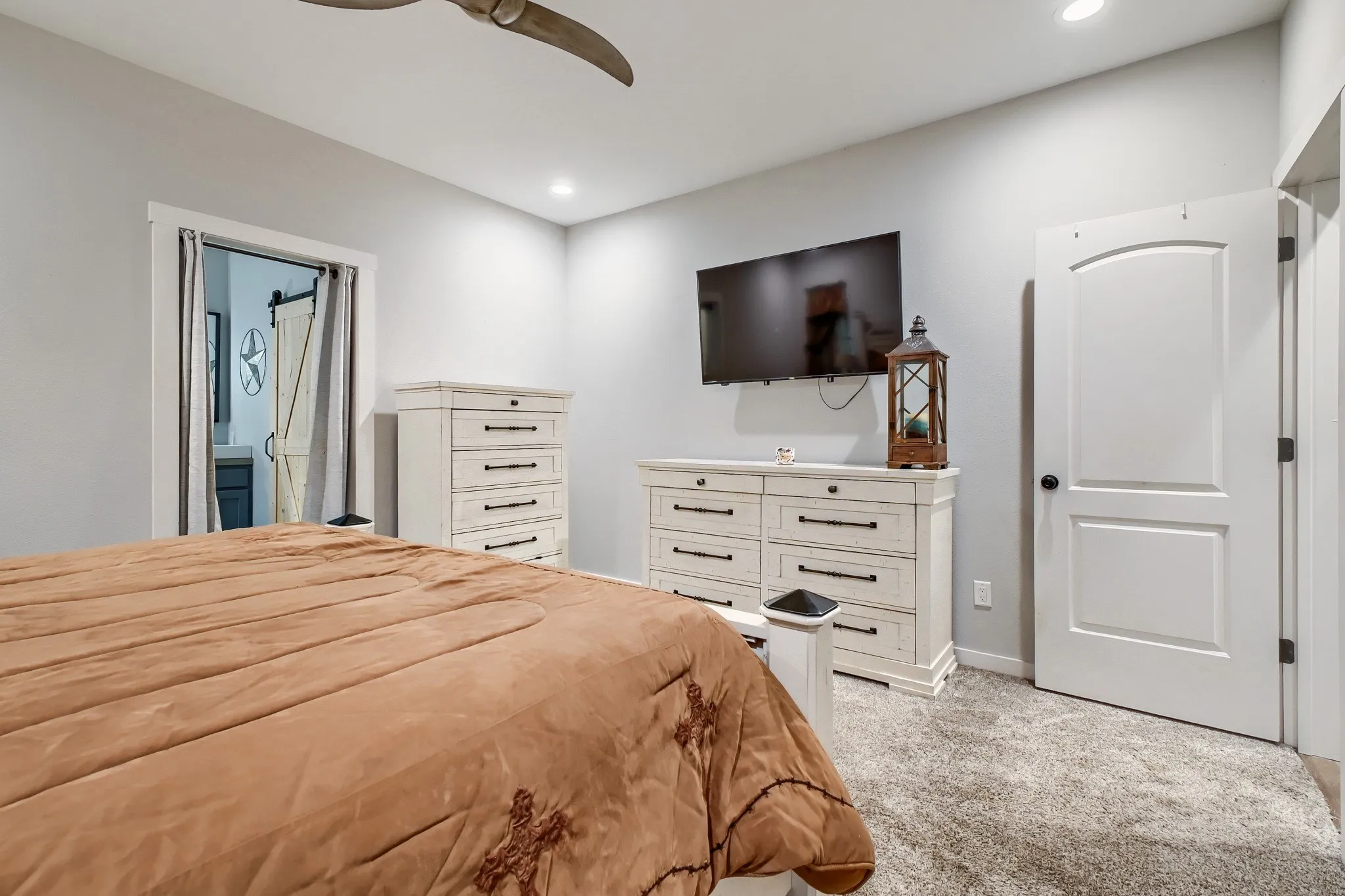 Primary bedroom with direct access on ensuite bathroom.