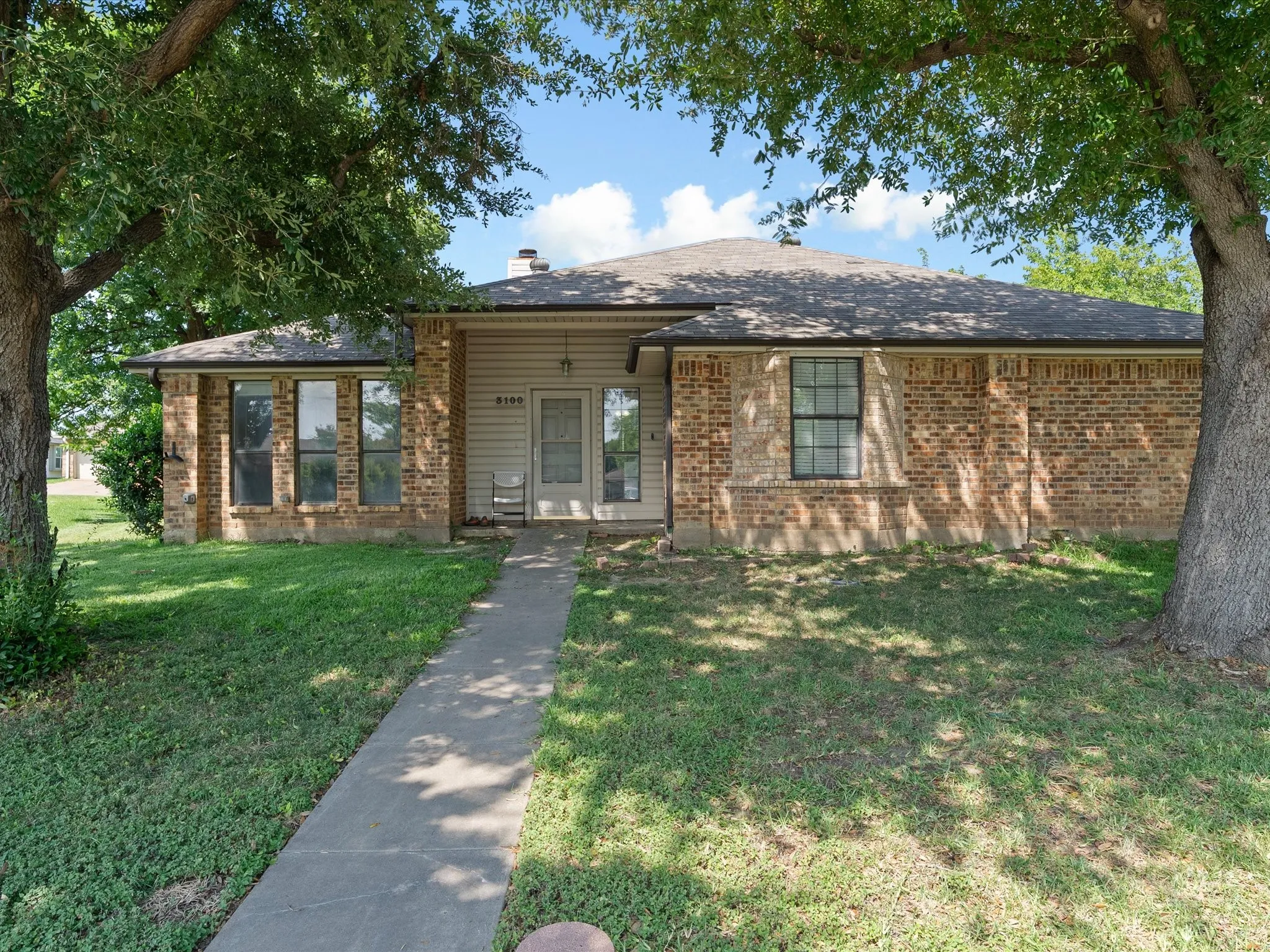 Single Family Residence For Sale in Dallas County , 3100 Shadywood Court, Mesquite, Texas 75150, 4 Bedroom, 2 Bathroom, 2 Garage spaces, 1,722 Sqft, built in 1984, mls#21340186, Real Estate Agent in Mesquite, Homes For Sale in Dallas county, Homes For Sale in Mesquite, Realtor in Mesquite Texas, Real Estate Brokerage Independent Realty Texas, Luminita Cordes Realtor