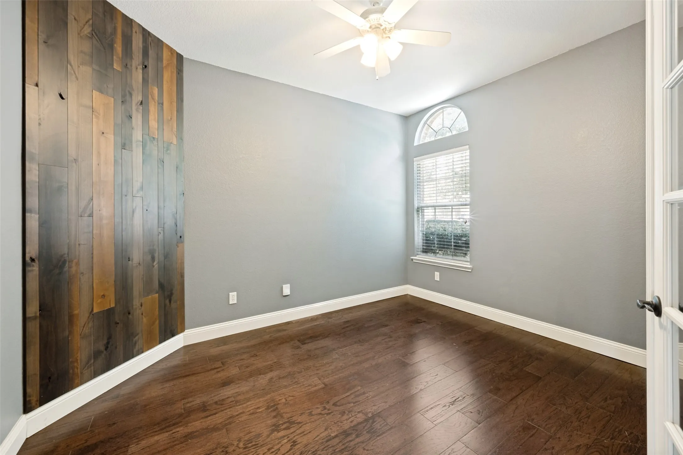 Single Family Residence For Rent in Tarrant County , 4849 Gloucester Drive, Grand Prairie, Texas 75052, 3 Bedroom, 2 Bathroom, 2 Garage spaces, 2,012 Sqft, built in 2000, mls#21340195, Real Estate Agent in Grand Prairie, Homes For Rent in Tarrant county, Homes For Rent in Grand Prairie, Realtor in Grand Prairie Texas, Real Estate Brokerage Independent Realty Texas, Luminita Cordes Realtor