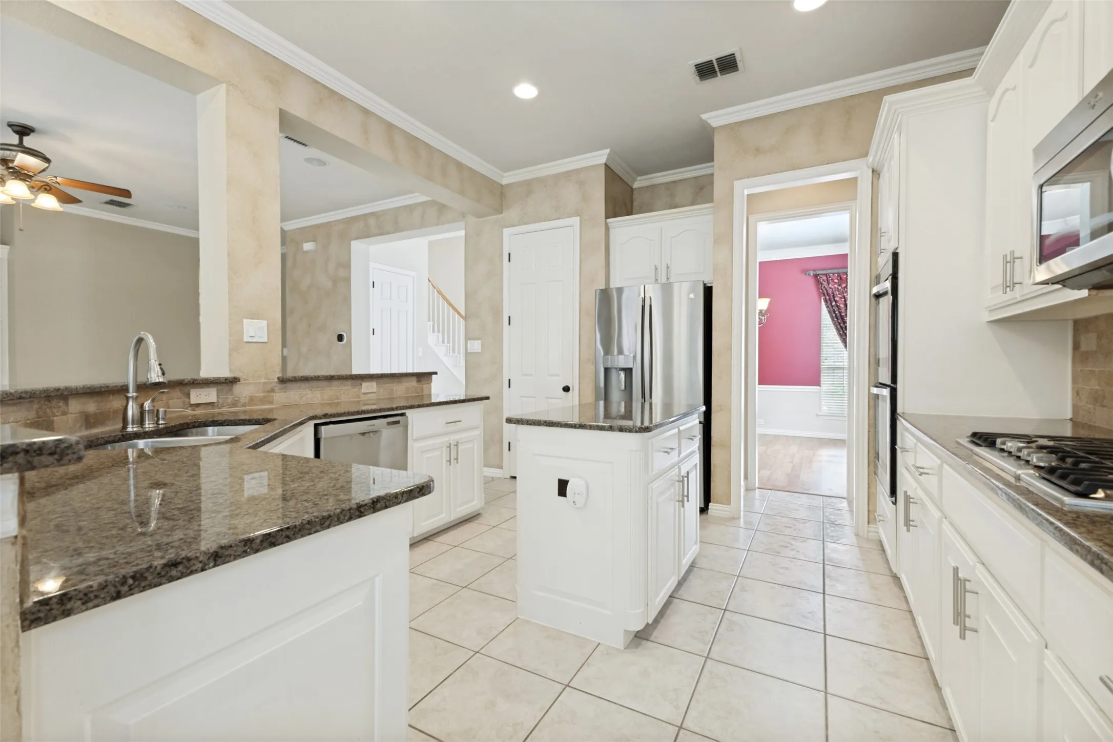 Single Family Residence For Sale in Dallas County , 530 Weeping Willow Road, Garland, Texas 75044, 5 Bedroom, 4 Bathroom, 2 Garage spaces, 4,086 Sqft, built in 2000, mls#21339229, Real Estate Agent in Garland, Homes For Sale in Dallas county, Homes For Sale in Garland, Realtor in Garland Texas, Real Estate Brokerage Independent Realty Texas, Luminita Cordes Realtor