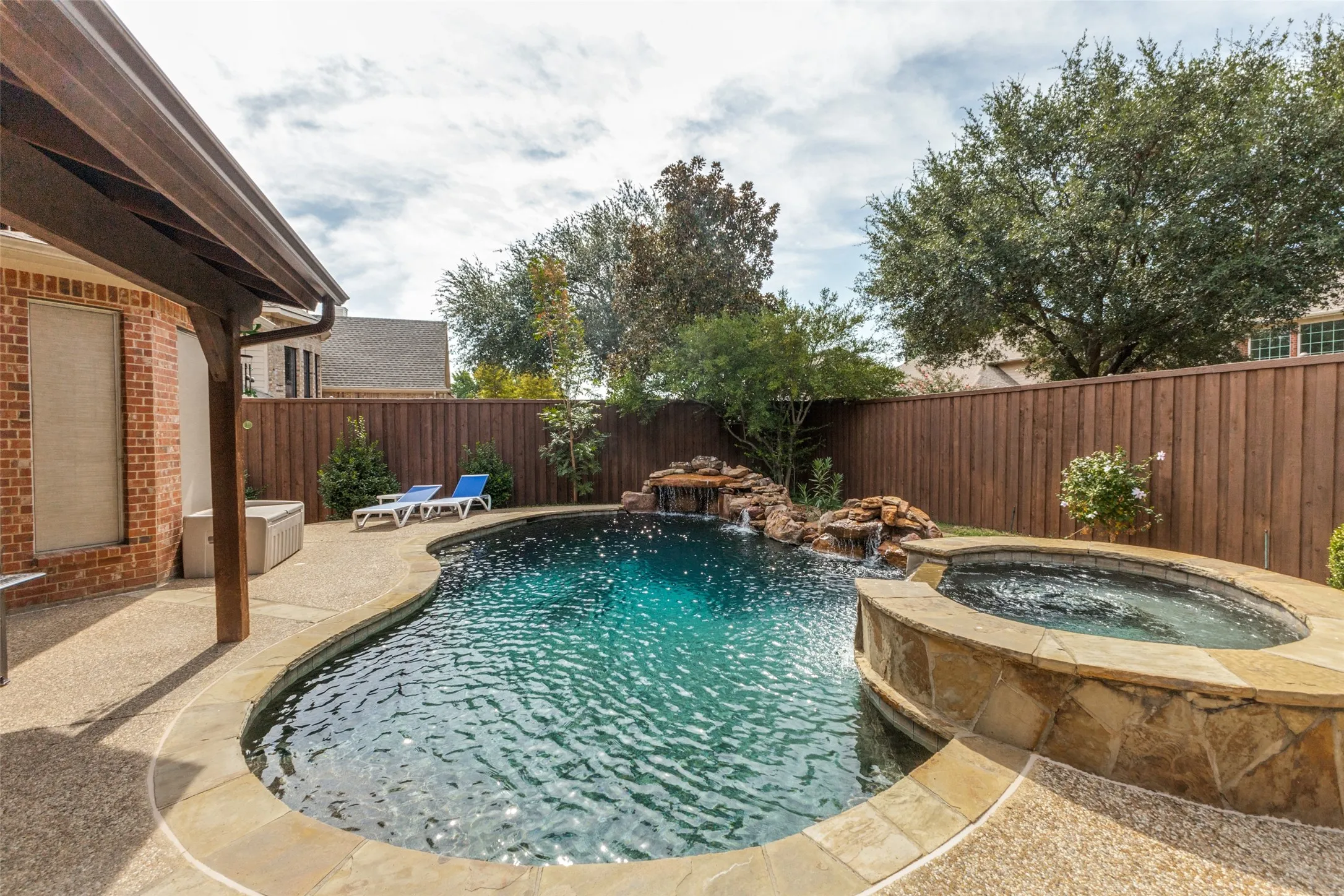 Single Family Residence For Sale in Dallas County , 530 Weeping Willow Road, Garland, Texas 75044, 5 Bedroom, 4 Bathroom, 2 Garage spaces, 4,086 Sqft, built in 2000, mls#21339229, Real Estate Agent in Garland, Homes For Sale in Dallas county, Homes For Sale in Garland, Realtor in Garland Texas, Real Estate Brokerage Independent Realty Texas, Luminita Cordes Realtor