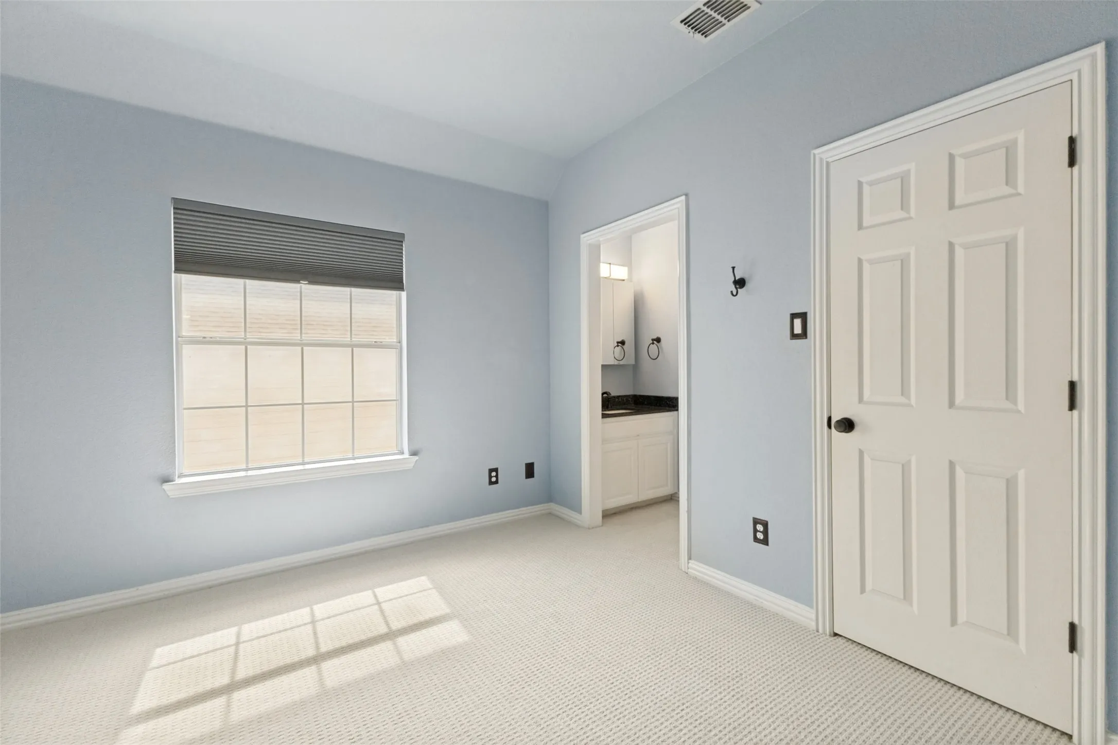 Single Family Residence For Sale in Dallas County , 530 Weeping Willow Road, Garland, Texas 75044, 5 Bedroom, 4 Bathroom, 2 Garage spaces, 4,086 Sqft, built in 2000, mls#21339229, Real Estate Agent in Garland, Homes For Sale in Dallas county, Homes For Sale in Garland, Realtor in Garland Texas, Real Estate Brokerage Independent Realty Texas, Luminita Cordes Realtor