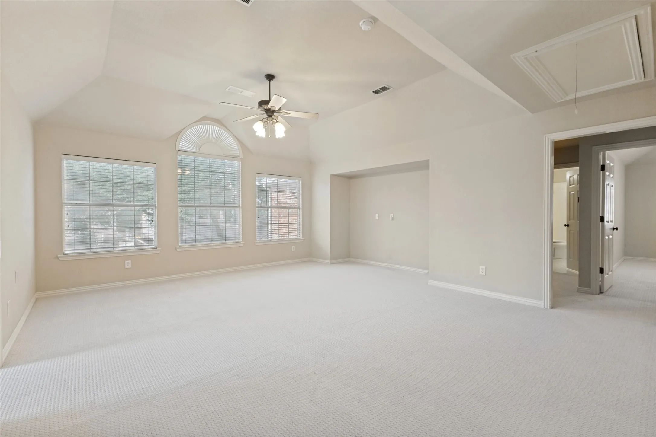 Single Family Residence For Sale in Dallas County , 530 Weeping Willow Road, Garland, Texas 75044, 5 Bedroom, 4 Bathroom, 2 Garage spaces, 4,086 Sqft, built in 2000, mls#21339229, Real Estate Agent in Garland, Homes For Sale in Dallas county, Homes For Sale in Garland, Realtor in Garland Texas, Real Estate Brokerage Independent Realty Texas, Luminita Cordes Realtor