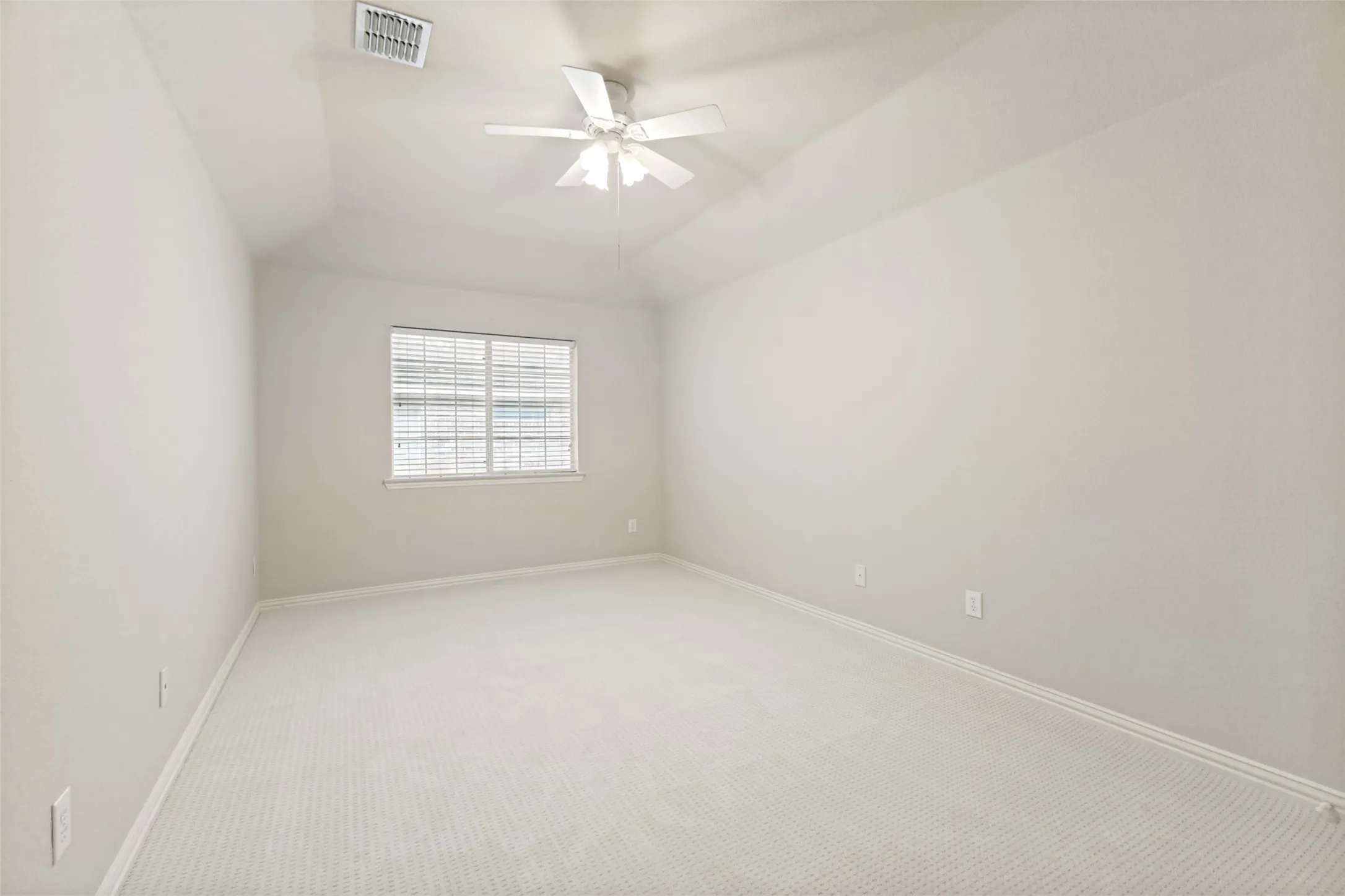 Single Family Residence For Sale in Dallas County , 530 Weeping Willow Road, Garland, Texas 75044, 5 Bedroom, 4 Bathroom, 2 Garage spaces, 4,086 Sqft, built in 2000, mls#21339229, Real Estate Agent in Garland, Homes For Sale in Dallas county, Homes For Sale in Garland, Realtor in Garland Texas, Real Estate Brokerage Independent Realty Texas, Luminita Cordes Realtor