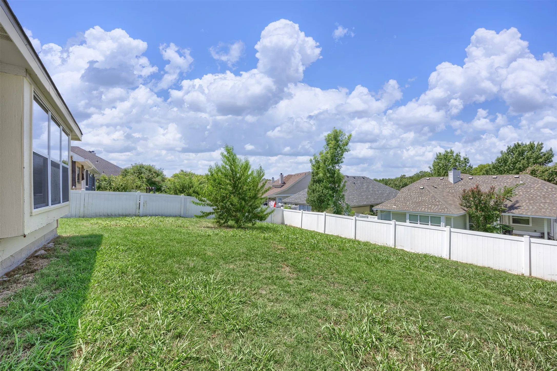 Single Family Residence For Sale in Collin County , 128 Hilltop Drive, Anna, Texas 75409, 3 Bedroom, 2 Bathroom, 2 Garage spaces, 1,384 Sqft, built in 2004, mls#21336141, Real Estate Agent in Anna, Homes For Sale in Collin county, Homes For Sale in Anna, Realtor in Anna Texas, Real Estate Brokerage Independent Realty Texas, Luminita Cordes Realtor