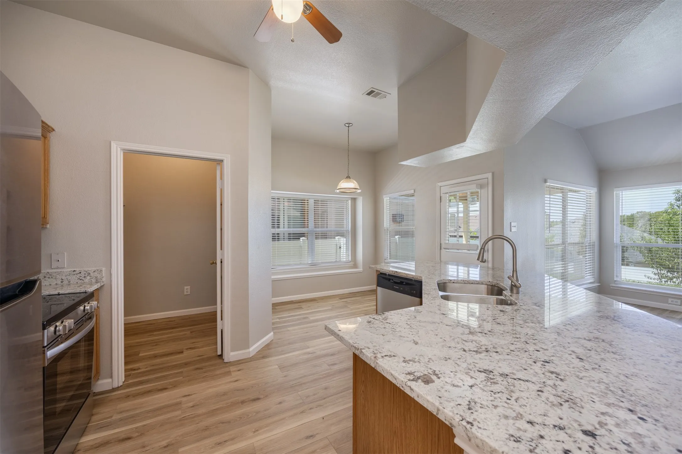 Single Family Residence For Sale in Collin County , 128 Hilltop Drive, Anna, Texas 75409, 3 Bedroom, 2 Bathroom, 2 Garage spaces, 1,384 Sqft, built in 2004, mls#21336141, Real Estate Agent in Anna, Homes For Sale in Collin county, Homes For Sale in Anna, Realtor in Anna Texas, Real Estate Brokerage Independent Realty Texas, Luminita Cordes Realtor