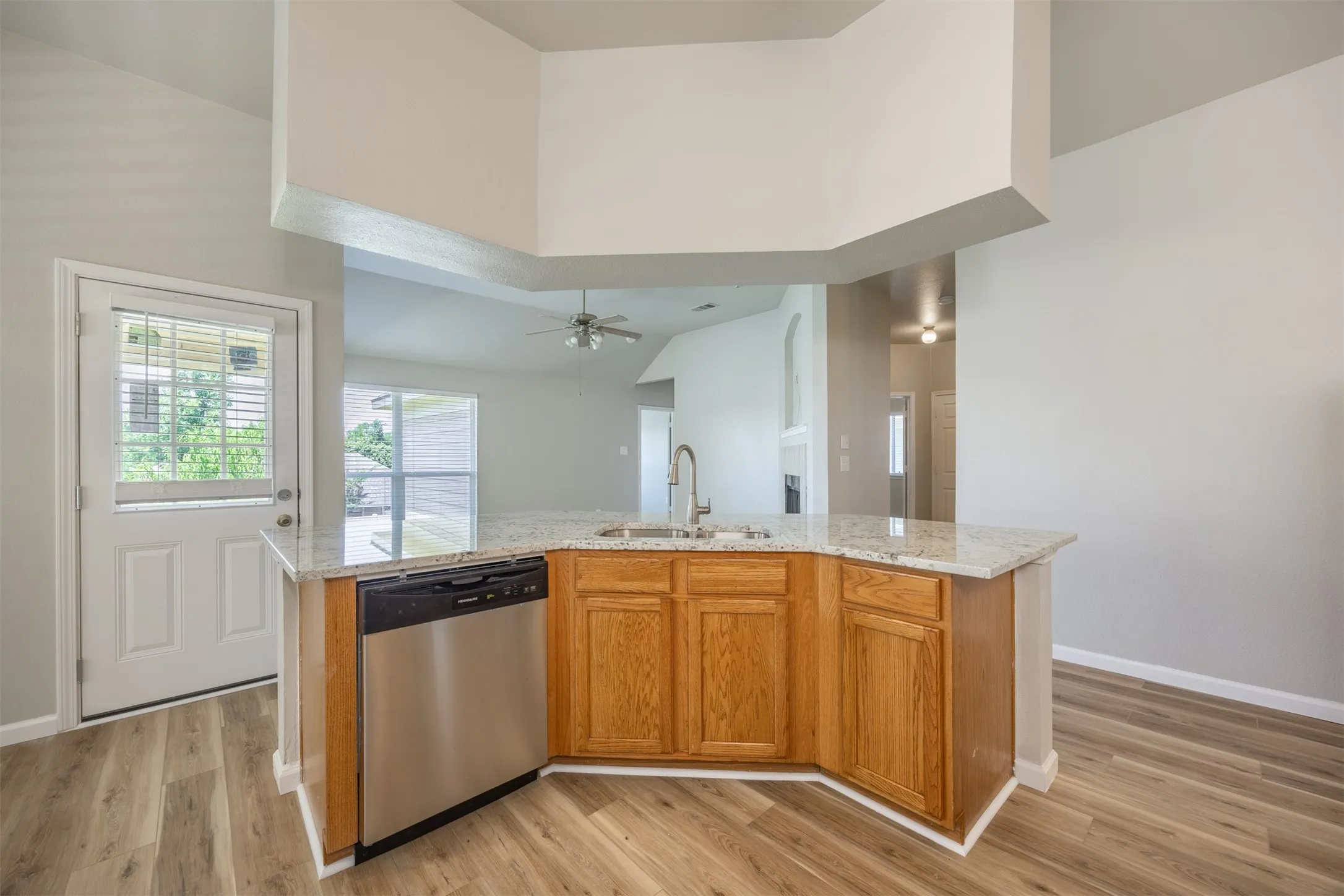 Single Family Residence For Sale in Collin County , 128 Hilltop Drive, Anna, Texas 75409, 3 Bedroom, 2 Bathroom, 2 Garage spaces, 1,384 Sqft, built in 2004, mls#21336141, Real Estate Agent in Anna, Homes For Sale in Collin county, Homes For Sale in Anna, Realtor in Anna Texas, Real Estate Brokerage Independent Realty Texas, Luminita Cordes Realtor