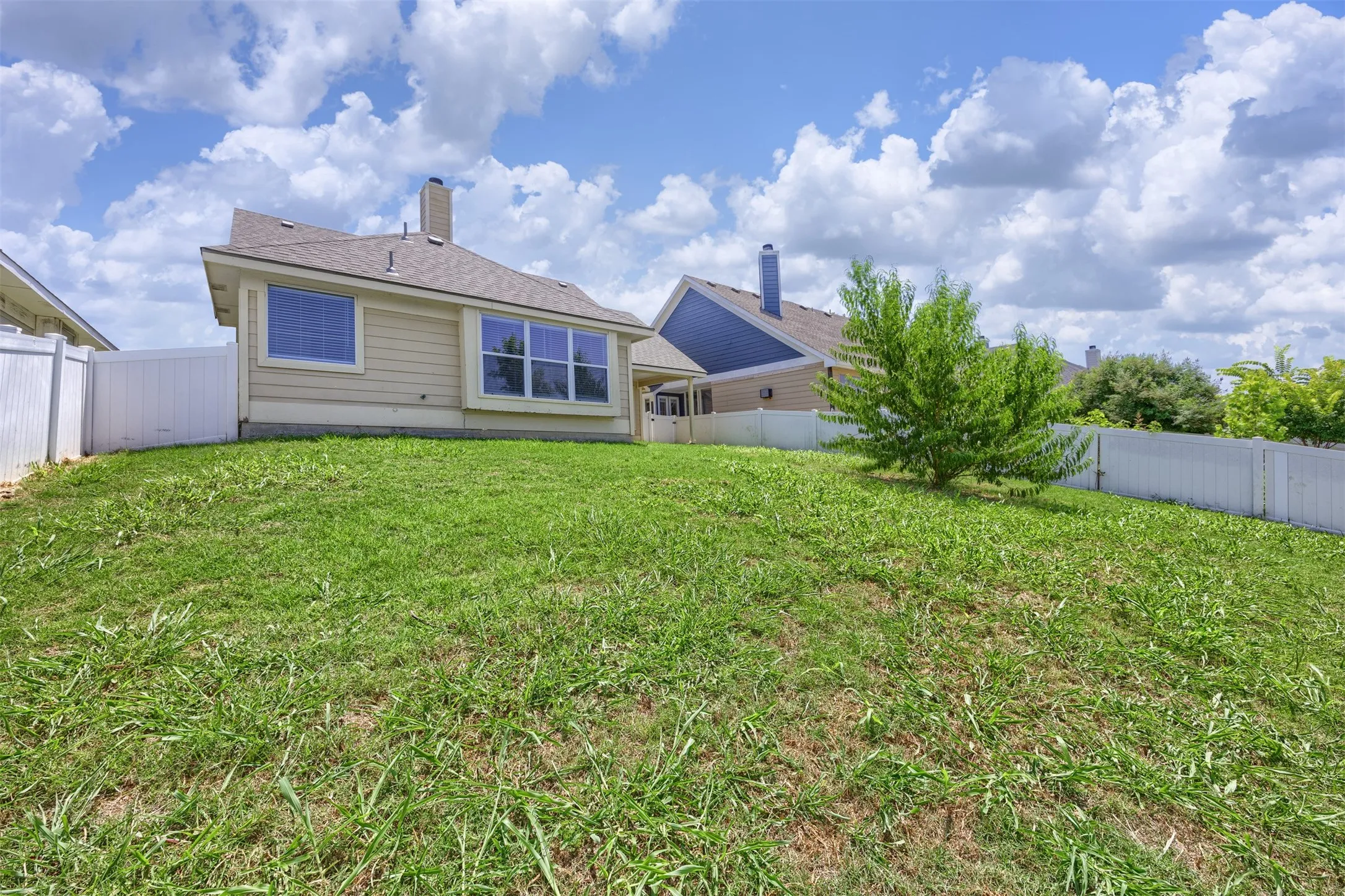 Single Family Residence For Sale in Collin County , 128 Hilltop Drive, Anna, Texas 75409, 3 Bedroom, 2 Bathroom, 2 Garage spaces, 1,384 Sqft, built in 2004, mls#21336141, Real Estate Agent in Anna, Homes For Sale in Collin county, Homes For Sale in Anna, Realtor in Anna Texas, Real Estate Brokerage Independent Realty Texas, Luminita Cordes Realtor