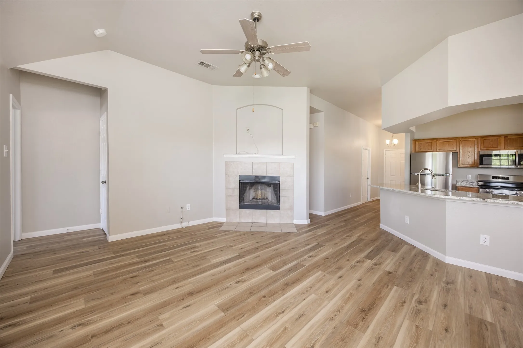 Single Family Residence For Sale in Collin County , 128 Hilltop Drive, Anna, Texas 75409, 3 Bedroom, 2 Bathroom, 2 Garage spaces, 1,384 Sqft, built in 2004, mls#21336141, Real Estate Agent in Anna, Homes For Sale in Collin county, Homes For Sale in Anna, Realtor in Anna Texas, Real Estate Brokerage Independent Realty Texas, Luminita Cordes Realtor
