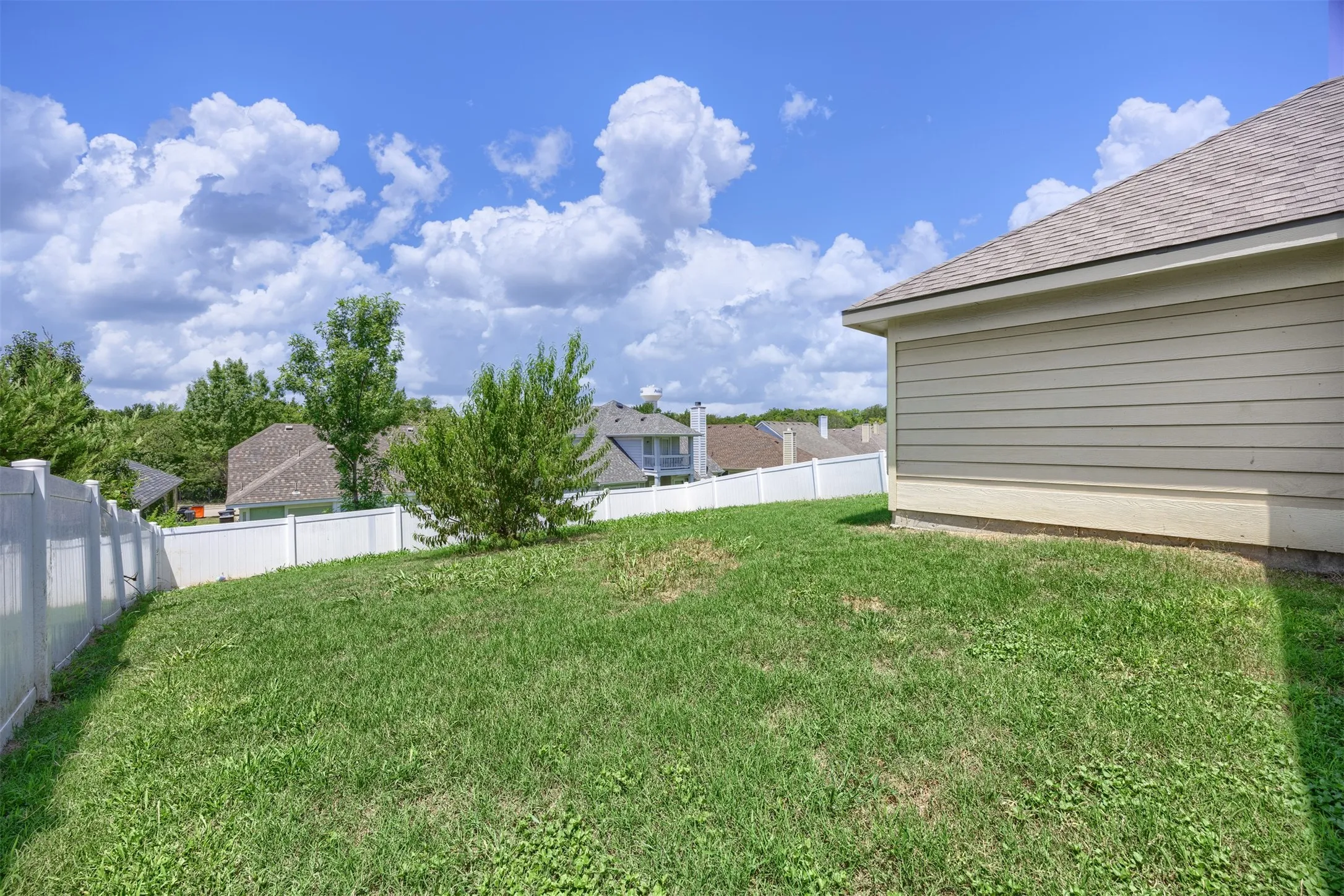 Single Family Residence For Sale in Collin County , 128 Hilltop Drive, Anna, Texas 75409, 3 Bedroom, 2 Bathroom, 2 Garage spaces, 1,384 Sqft, built in 2004, mls#21336141, Real Estate Agent in Anna, Homes For Sale in Collin county, Homes For Sale in Anna, Realtor in Anna Texas, Real Estate Brokerage Independent Realty Texas, Luminita Cordes Realtor