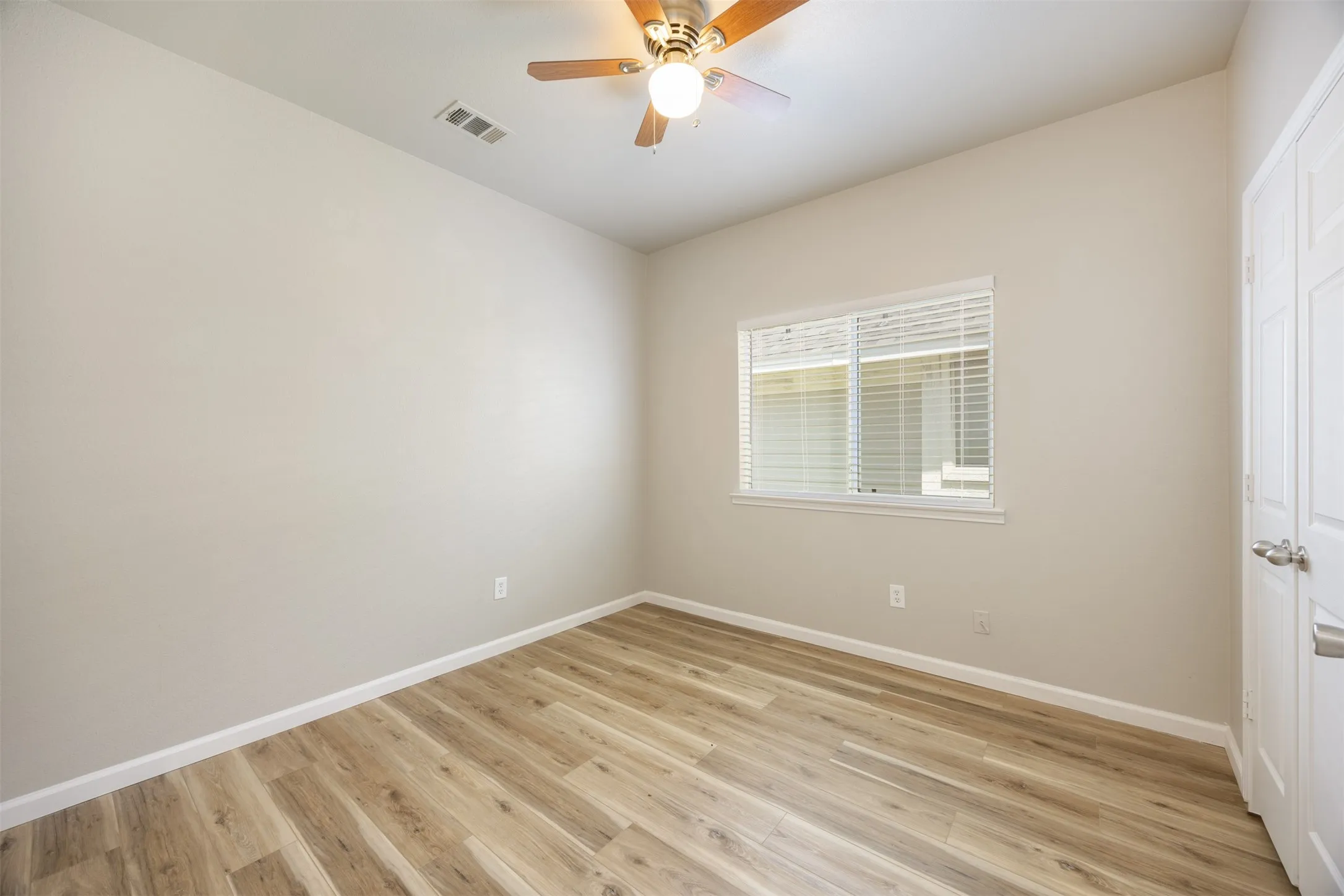 Single Family Residence For Sale in Collin County , 128 Hilltop Drive, Anna, Texas 75409, 3 Bedroom, 2 Bathroom, 2 Garage spaces, 1,384 Sqft, built in 2004, mls#21336141, Real Estate Agent in Anna, Homes For Sale in Collin county, Homes For Sale in Anna, Realtor in Anna Texas, Real Estate Brokerage Independent Realty Texas, Luminita Cordes Realtor