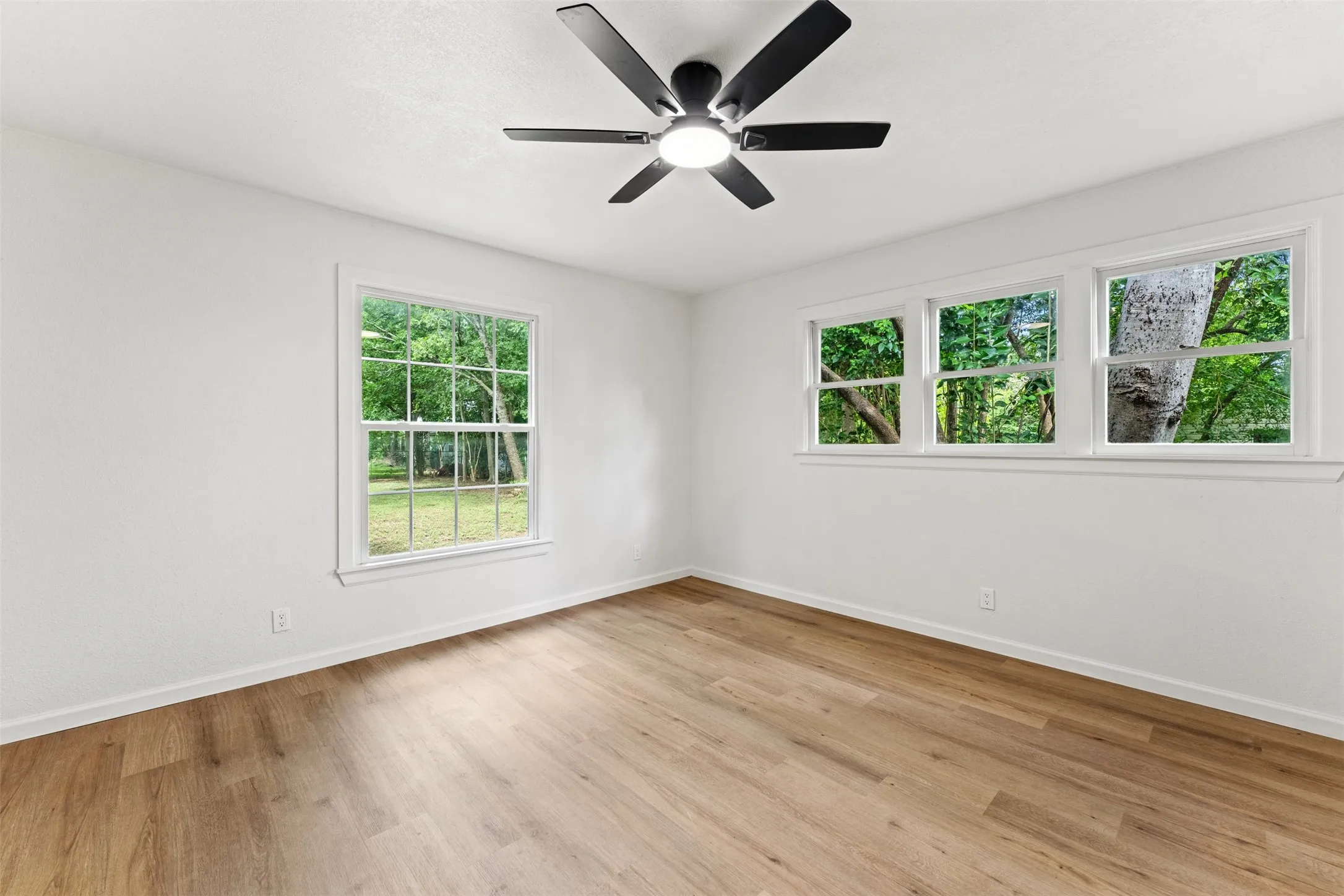 Single Family Residence For Sale in Mc Lennan County , 3220 N 31st Street, Waco, Texas 76708, 3 Bedroom, 2 Bathroom, 1 Garage spaces, 1,340 Sqft, built in 1951, mls#21335594, Real Estate Agent in Waco, Homes For Sale in Mc Lennan county, Homes For Sale in Waco, Realtor in Waco Texas, Real Estate Brokerage Independent Realty Texas, Luminita Cordes Realtor